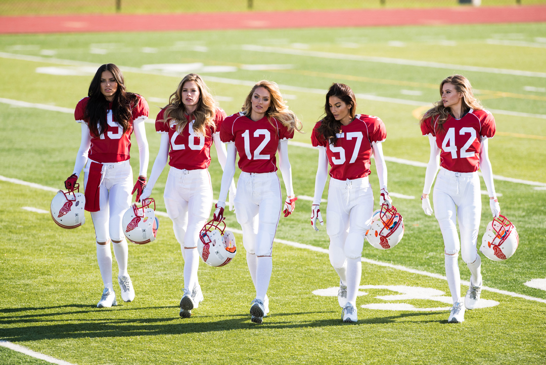super-bowl-xlix-2015-valentines-day-angels-behind-the-scenes-walking-victorias-secret-hi-res