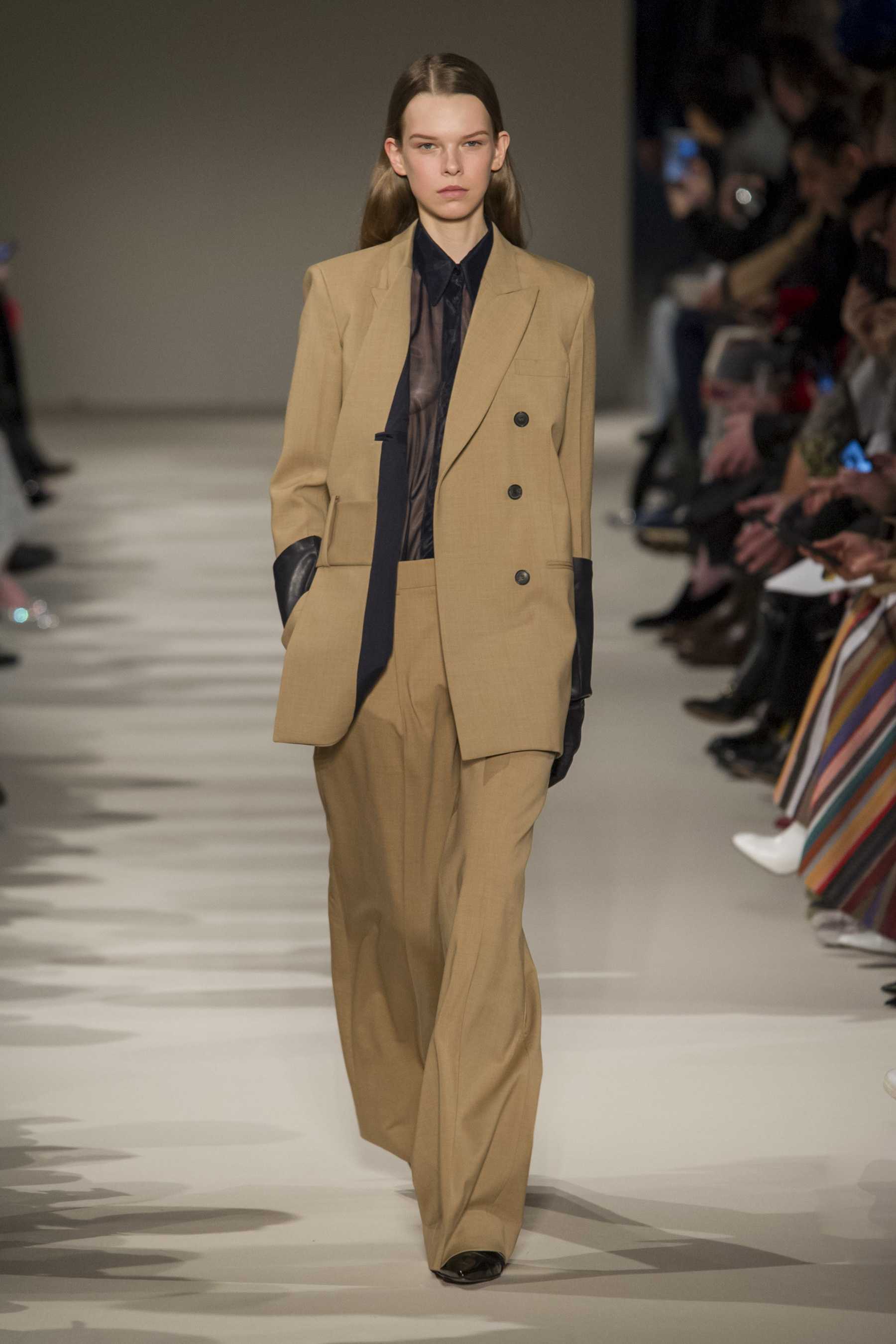 Comme des garcons fall 2017 runway review Comme des garcons fall 2017 runway review