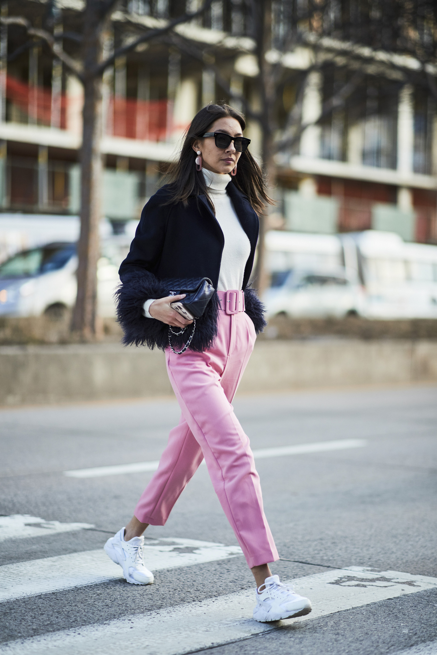 Образ с розовыми брюками