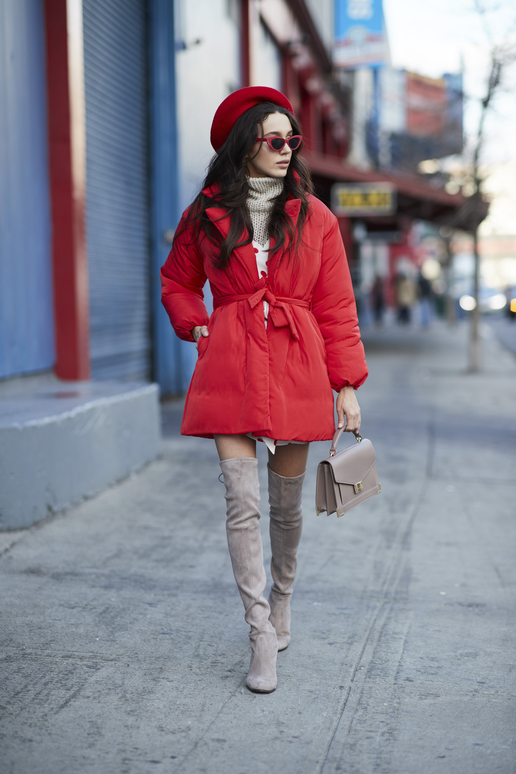 Красная куртка и красные ботинки