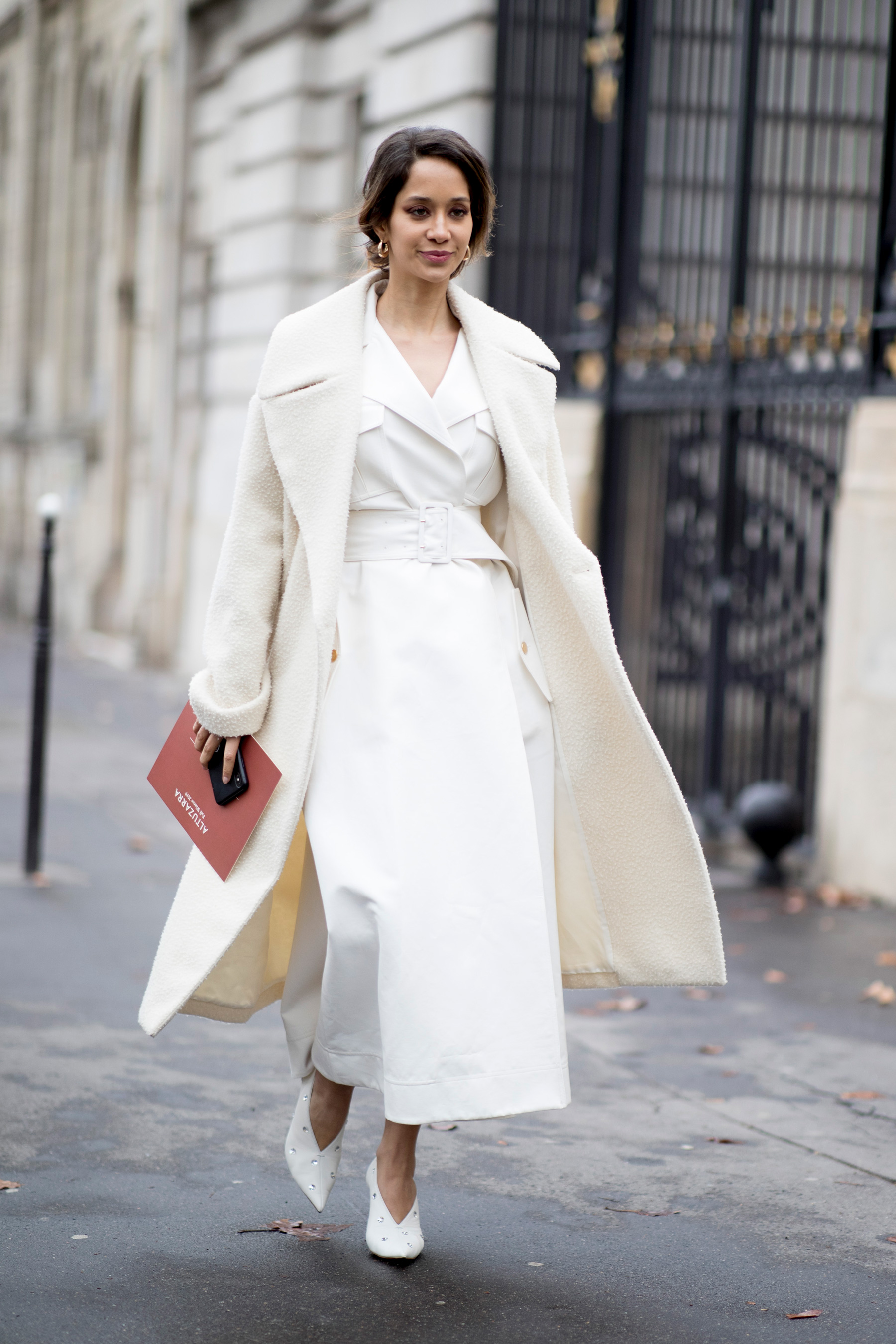 Женщины в белом пальто