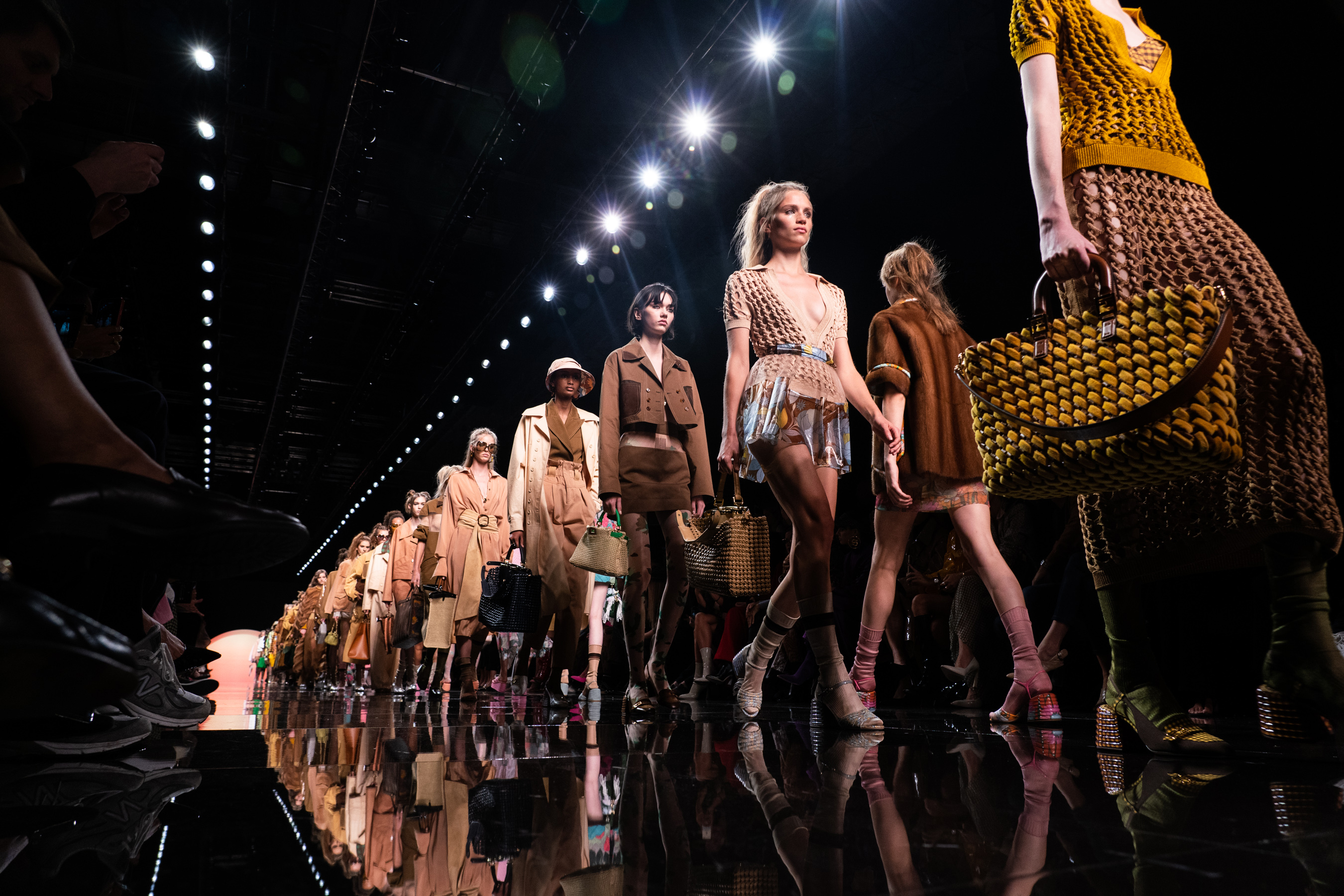 Модель на неделю моды. Показ мод в Милане 2020. Показ Dolce Gabbana 2021.