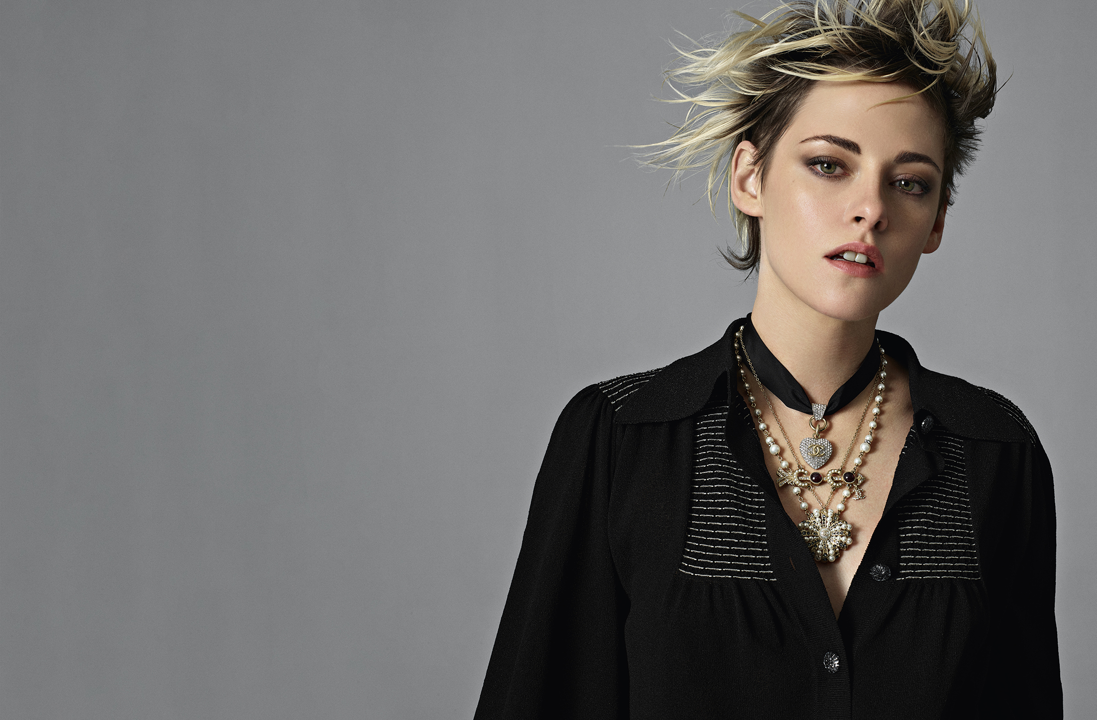 Kristen-Stewart-Chanel-Spring-2023-Collection-Ad-Campaign-Tom