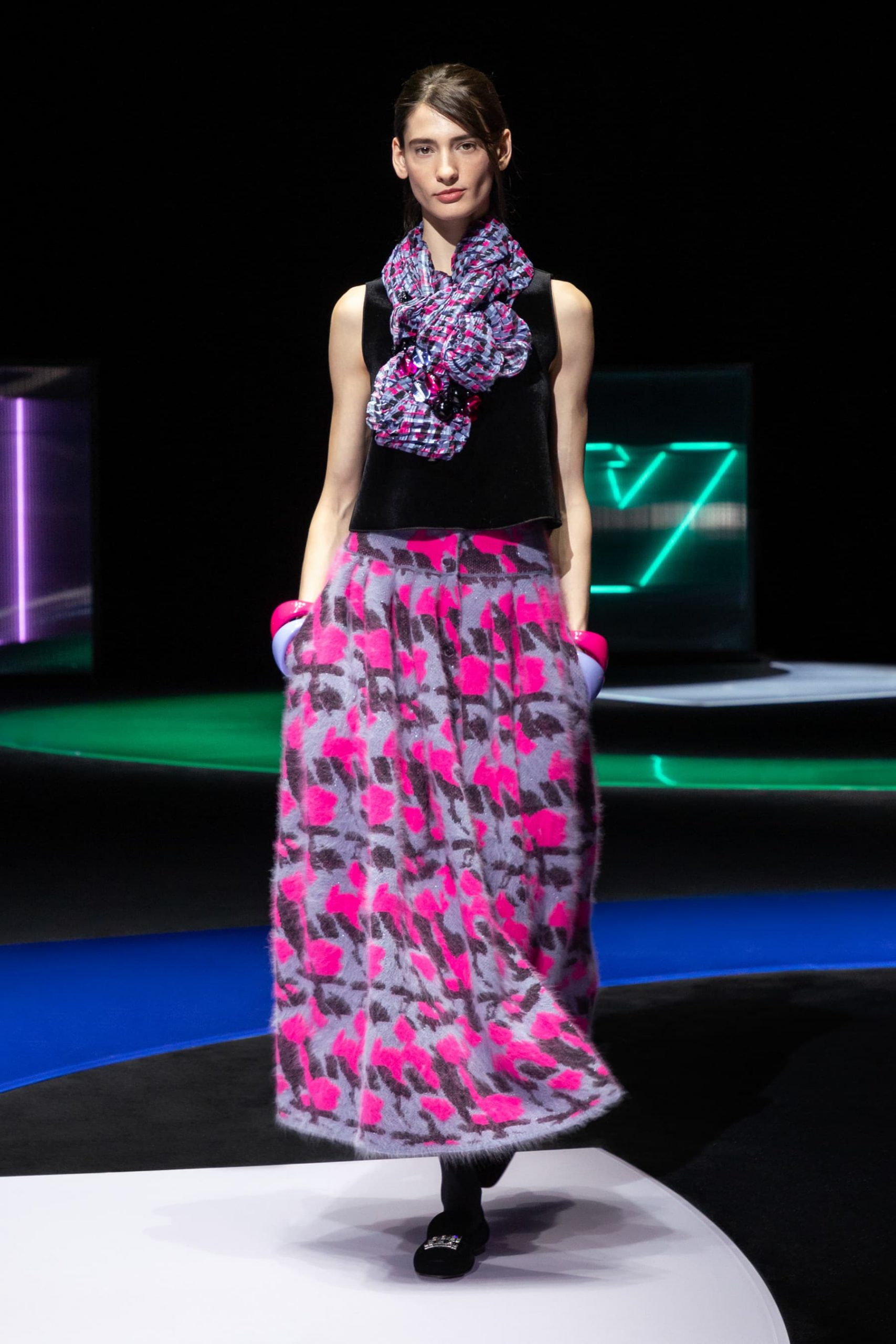 Miranda Kerr shows off her slender frame in short skirt at Paris Fashion  Week