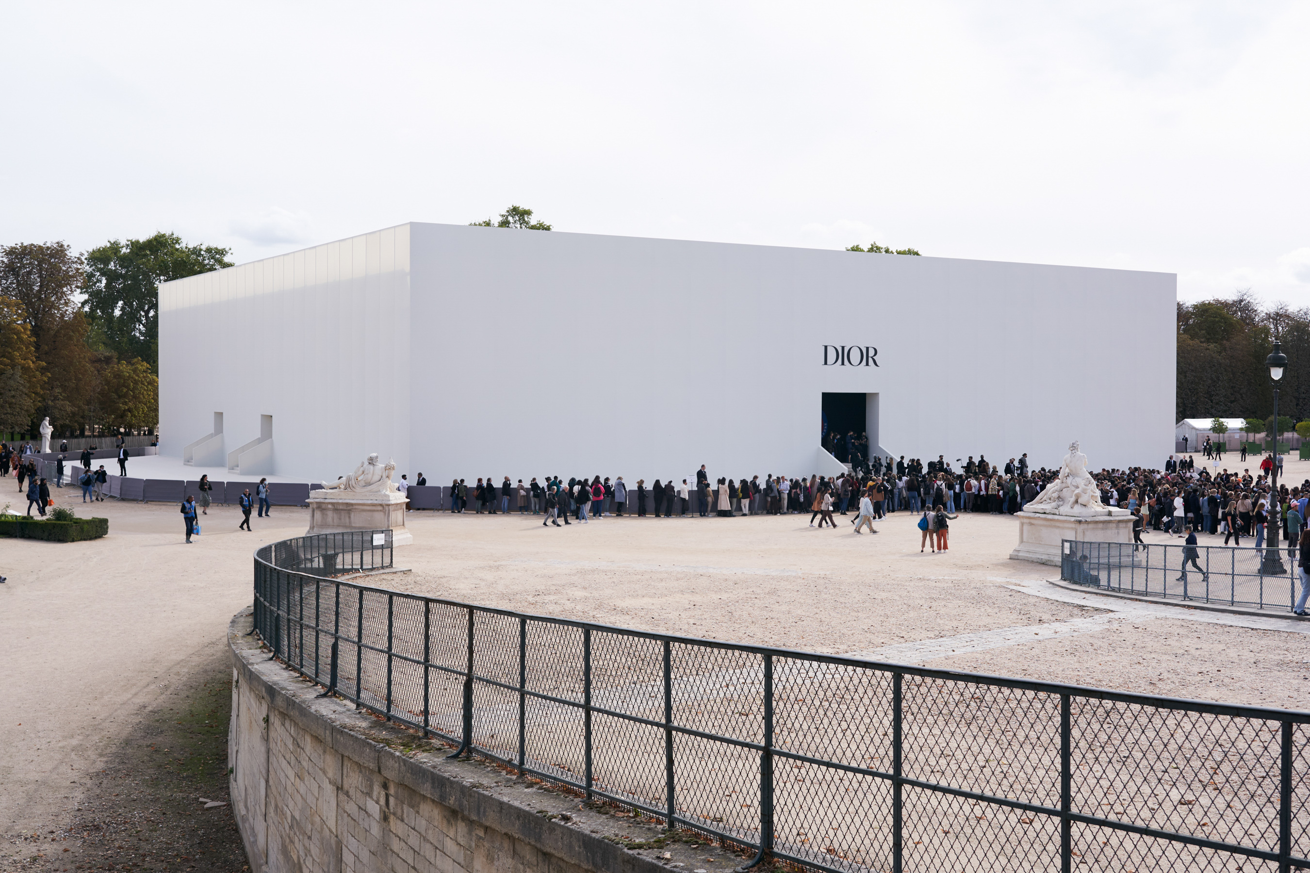 Christian Dior Spring 2022 Atmosphere Fashion Show