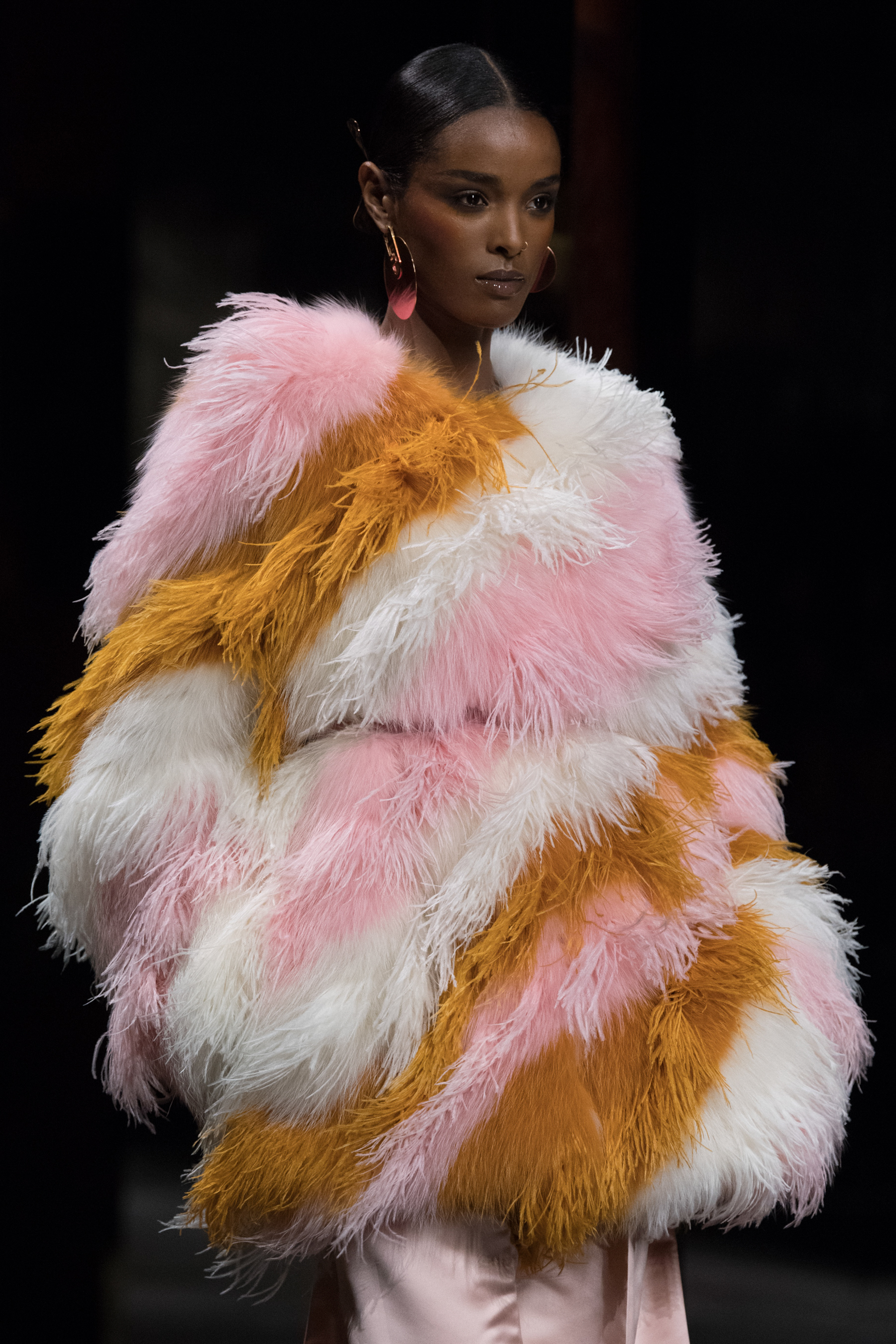 Fendi Spring 2022 Details Fashion Show