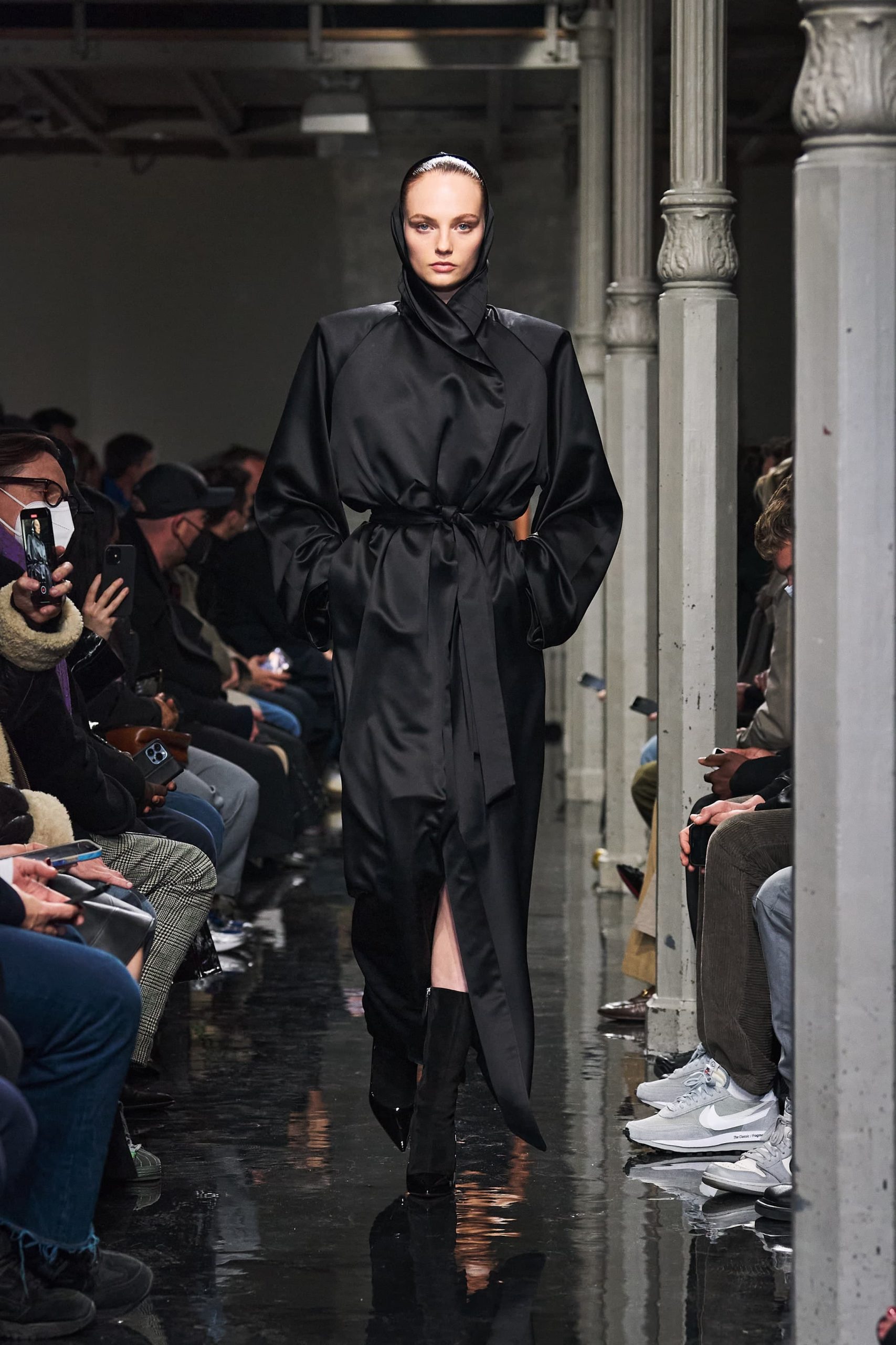 Alaïa Fall 2022 Fashion Show | The Impression