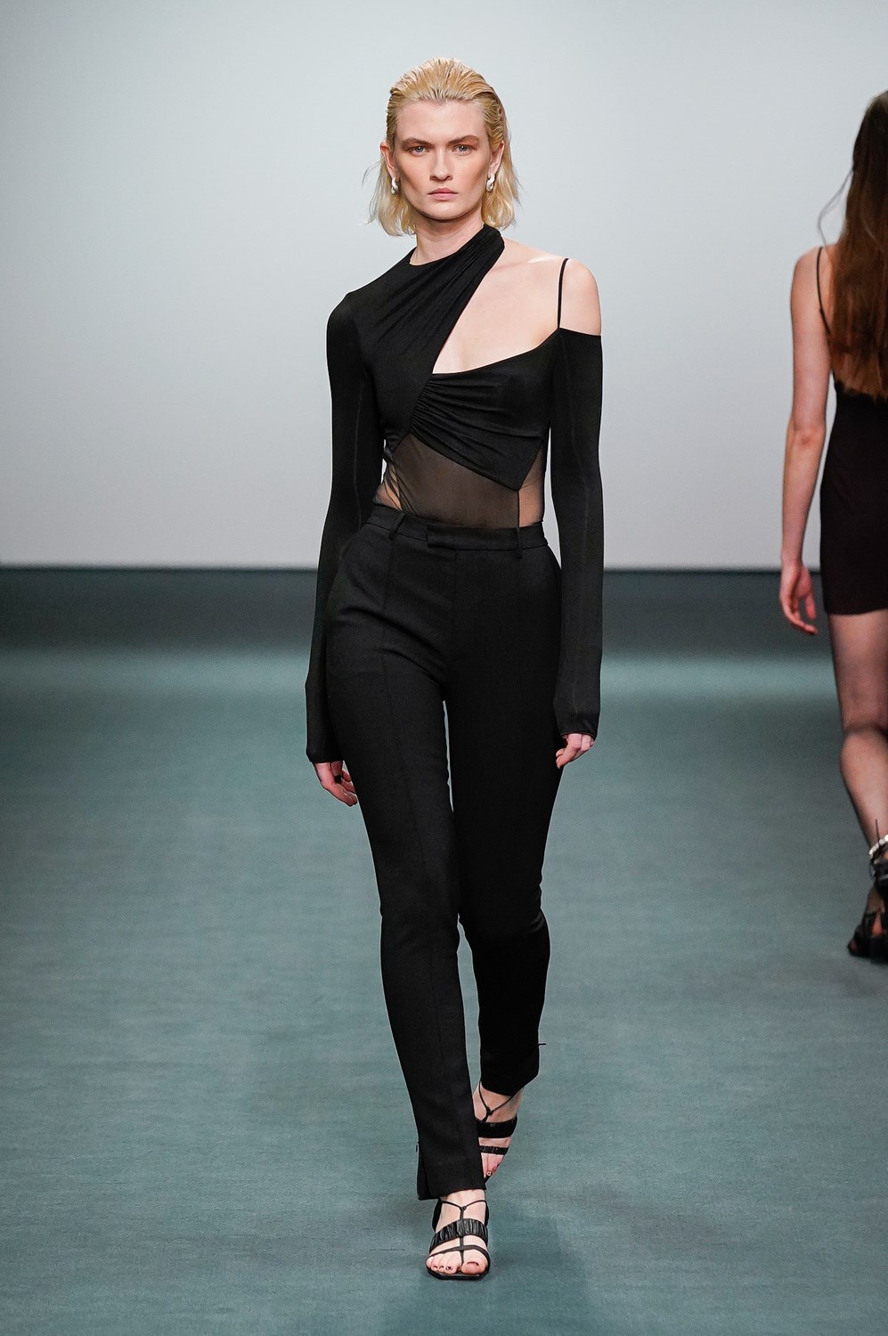 Nensi Dojaka Fall 2022 Fashion Show