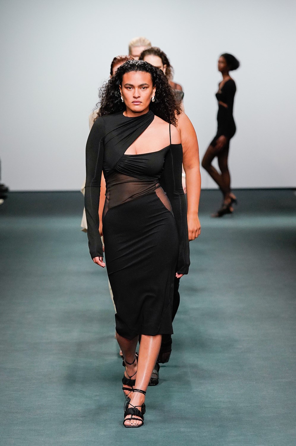 Nensi Dojaka Fall 2022 Fashion Show