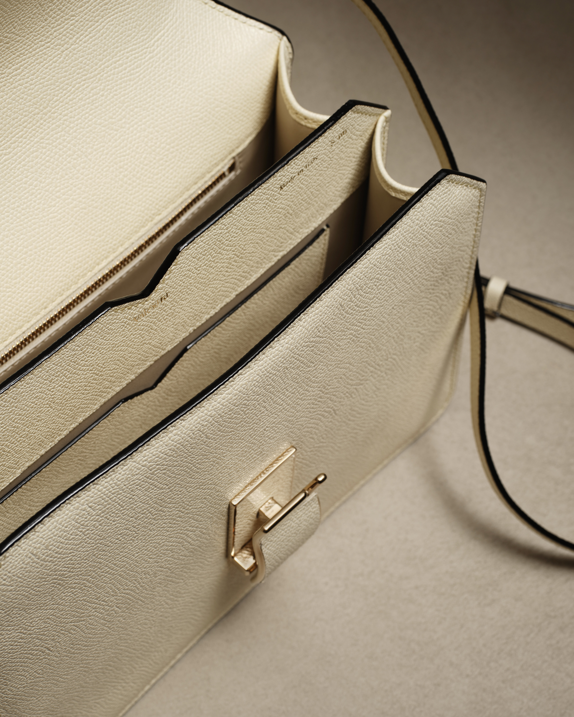 Valextra Fall 2022 Fashion Show 