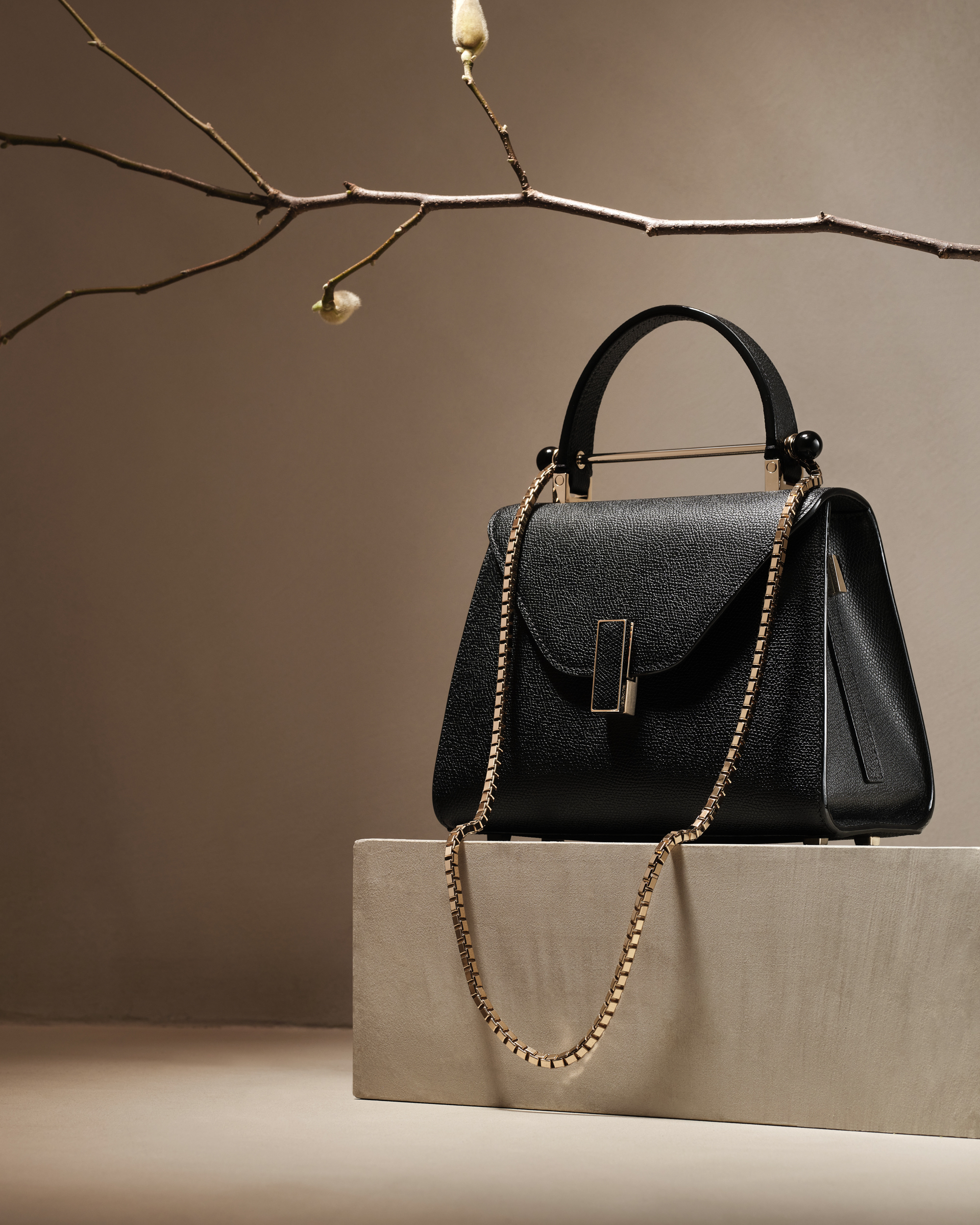 Valextra Fall 2022 Fashion Show 