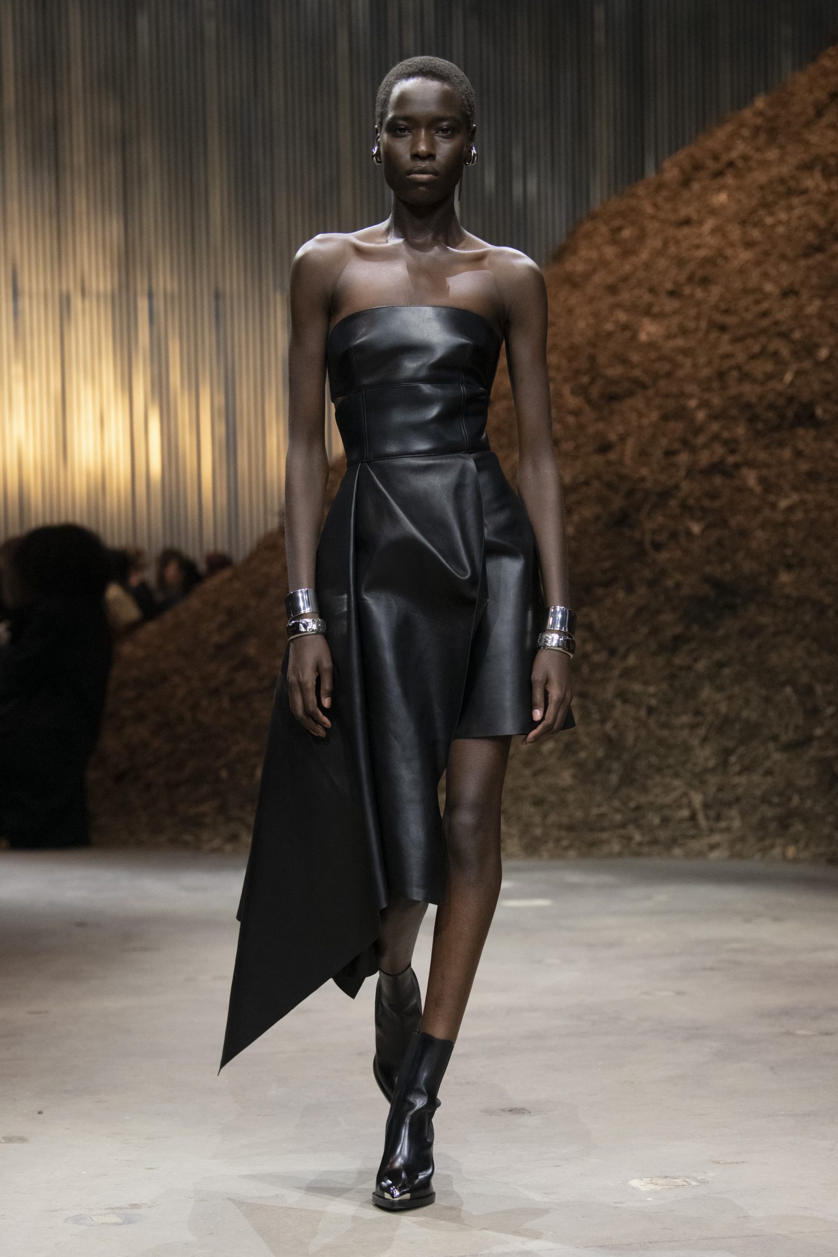 Alexander McQueen Fall 2022 Fashion Show | The Impression