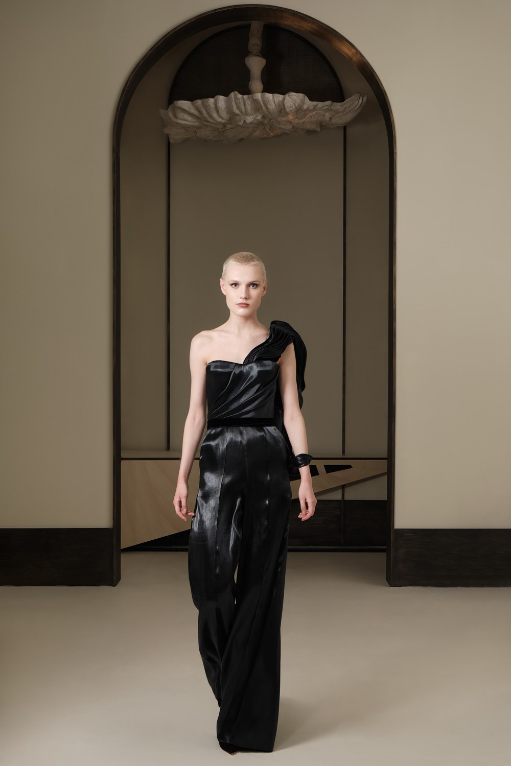 Valentin Yudashkin Fall 2022 Fashion Show | The Impression