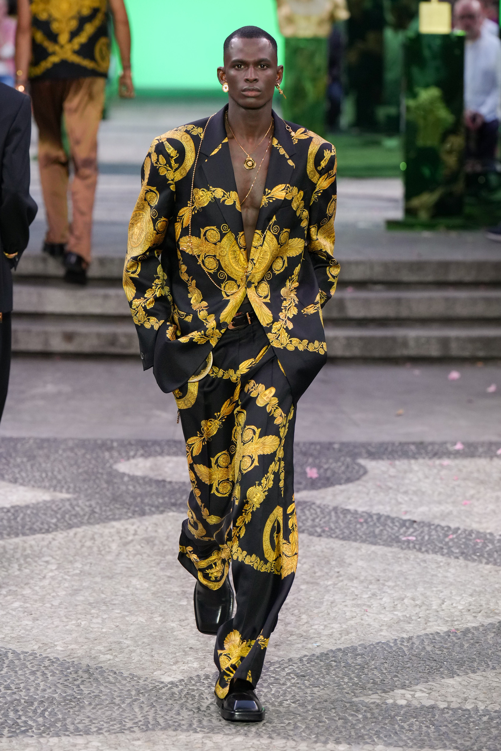 Versace Spring 2023 Men's Fashion Show 