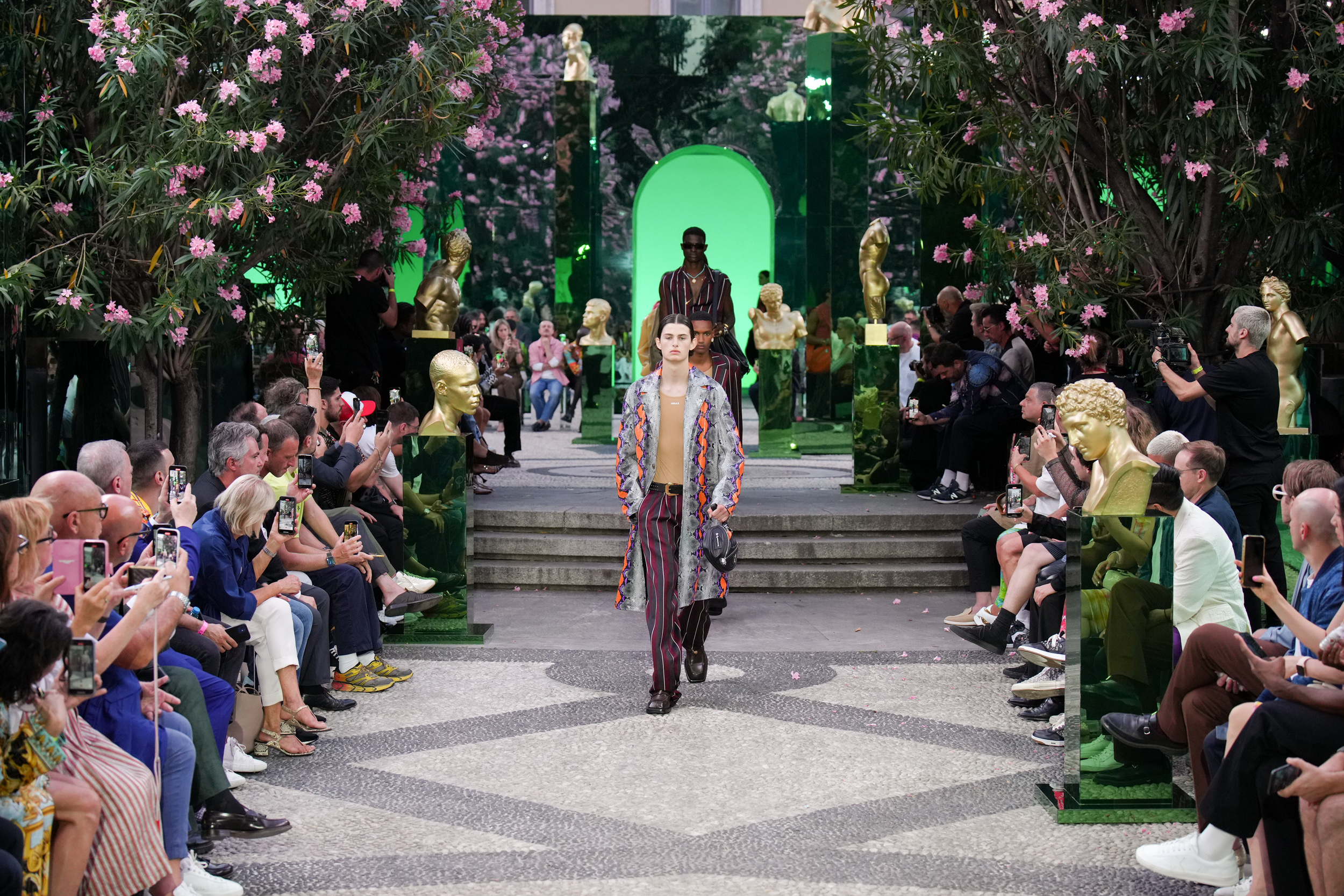 Versace Spring 2023 Men's Fashion Show 
