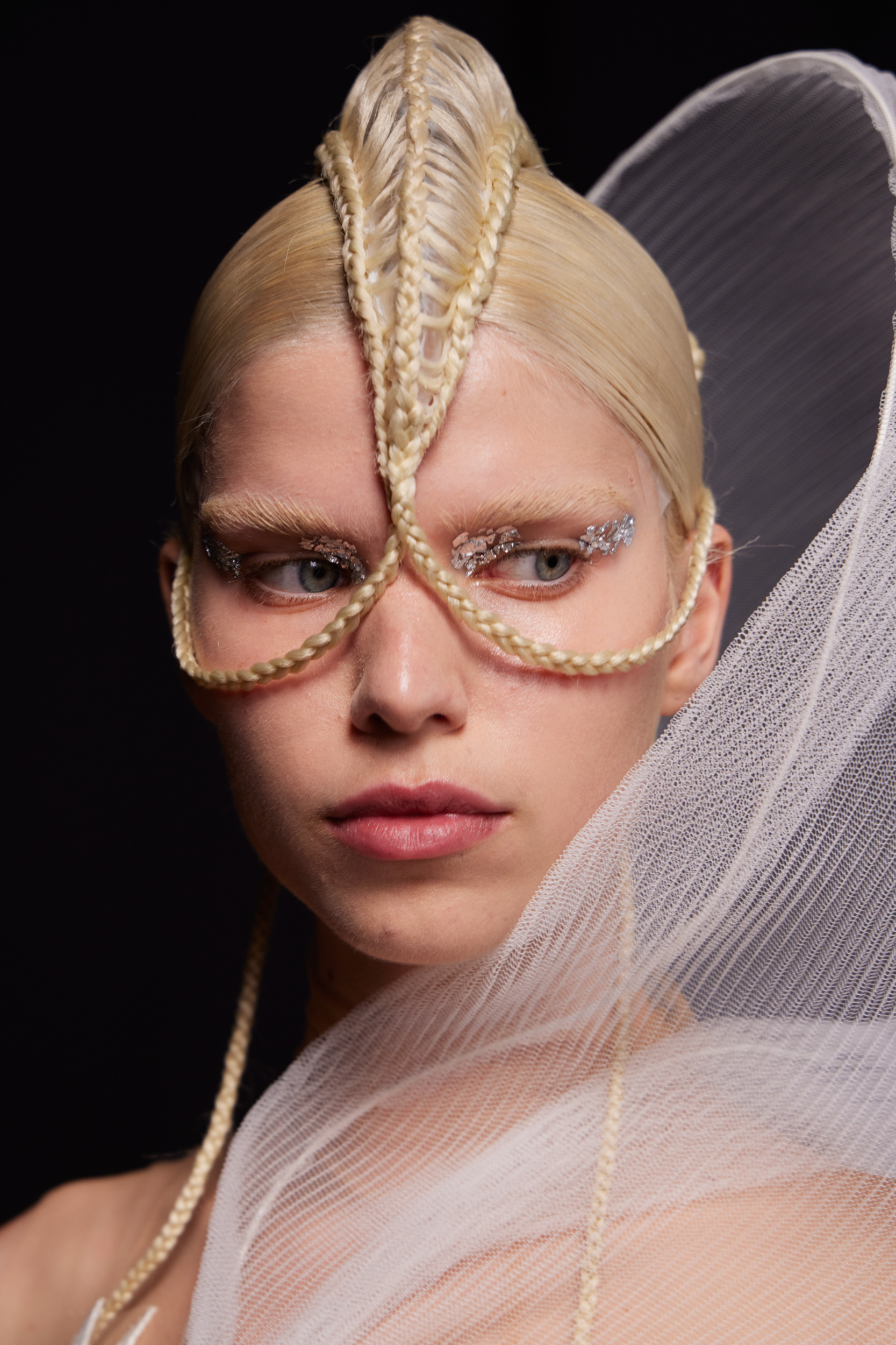 Iris Van Herpen Fall 2022 Couture Fashion Show Backstage Fashion Show ...