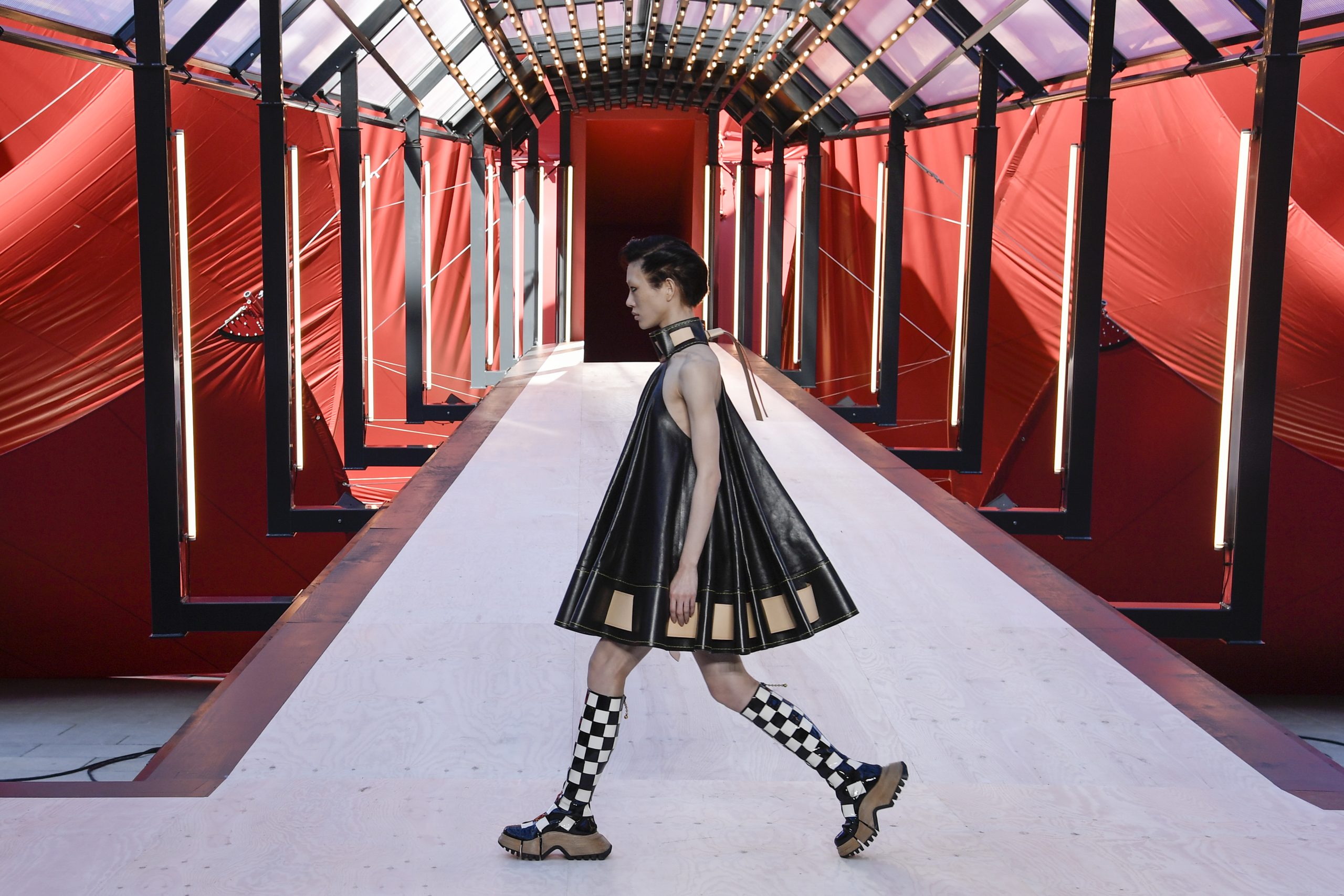 Louis Vuitton on X: #LVFW23 Heritage revisited. Featuring actress #Hoyeon,  the new collection explores the enigma of French style, articulating its  ineffable quality that has captured the imagination of many. Watch the