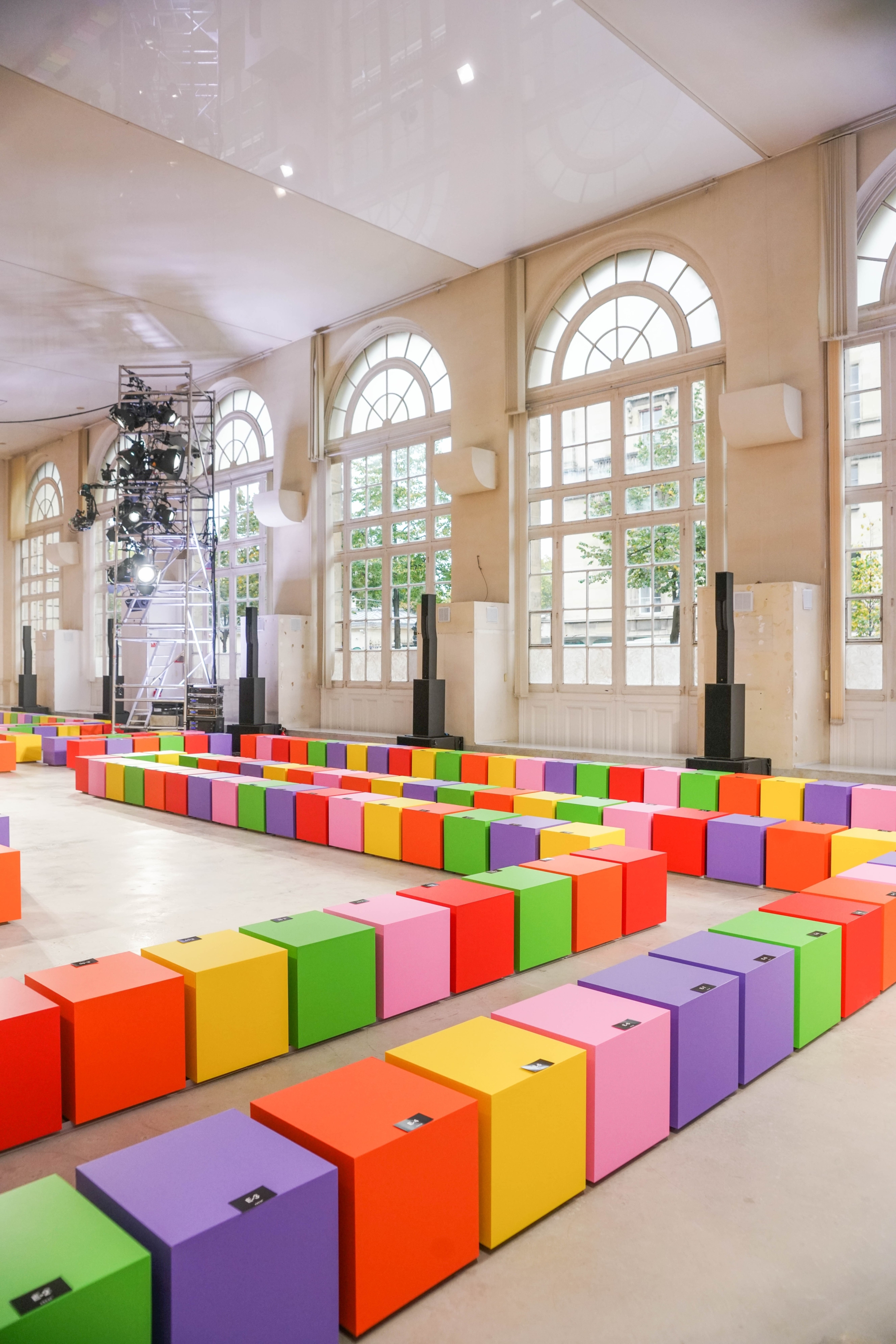 Sacai Spring 2023 Show Set by La Mode En Image