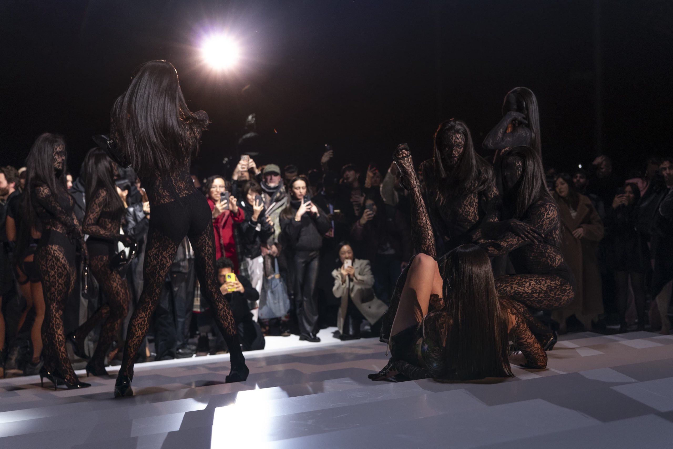 Mugler Fall 2023 Fashion Show Atmosphere | The Impression