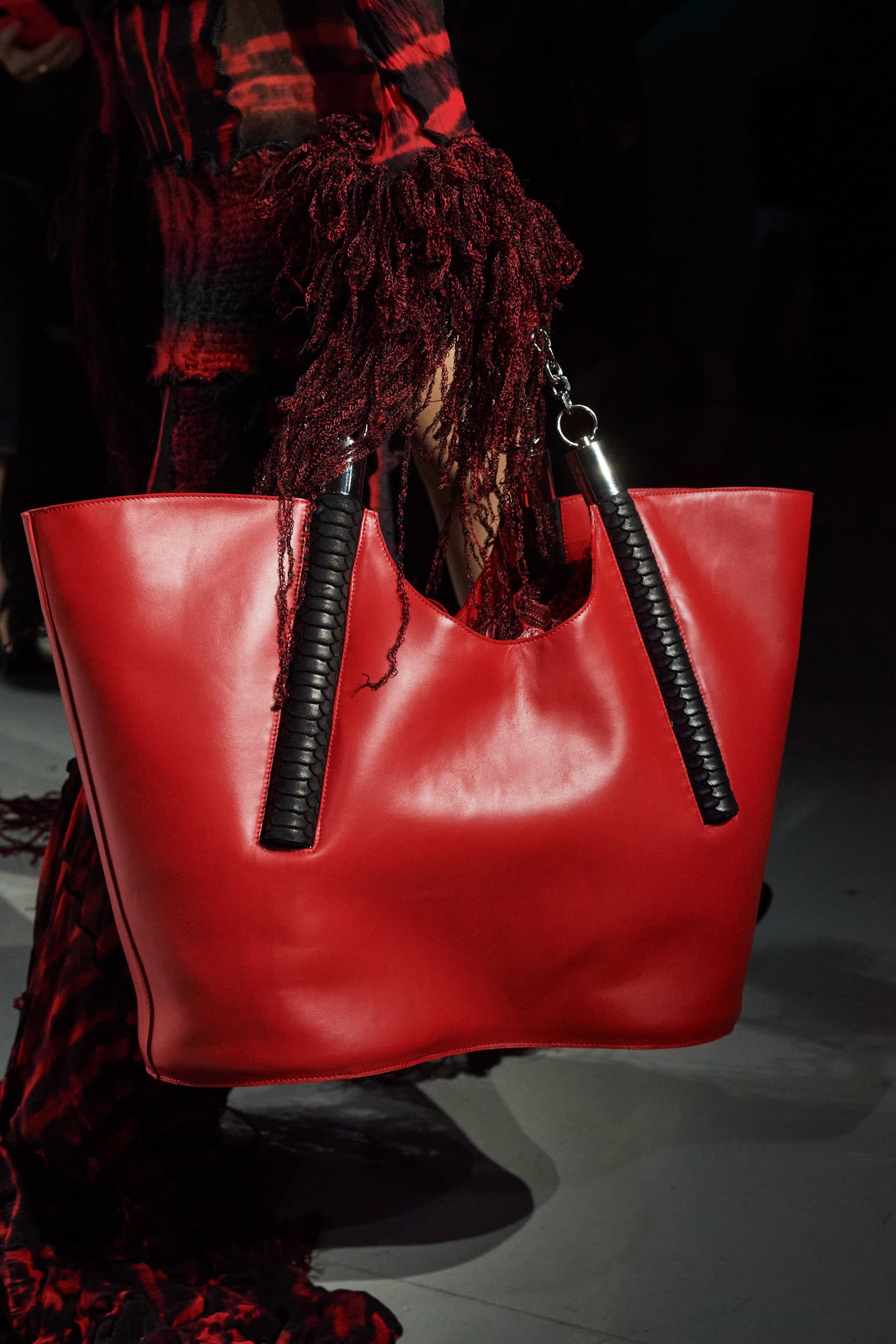 Oversized Bags Fall 2023 Accesory Trend | The Impression