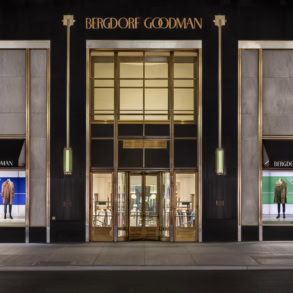Starting from March 8th to March 21st, a geometric game of colours expresses Prada’s key visual traits in the windows of Bergdorf Goodman. A luminous horizontal band unites