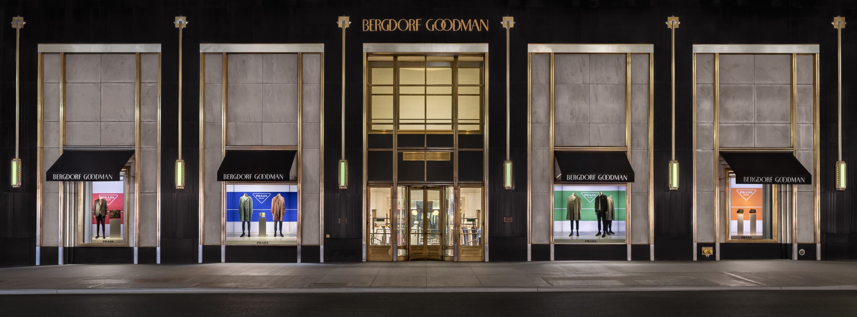 Starting from March 8th to March 21st, a geometric game of colours expresses Prada’s key visual traits in the windows of Bergdorf Goodman. A luminous horizontal band unites