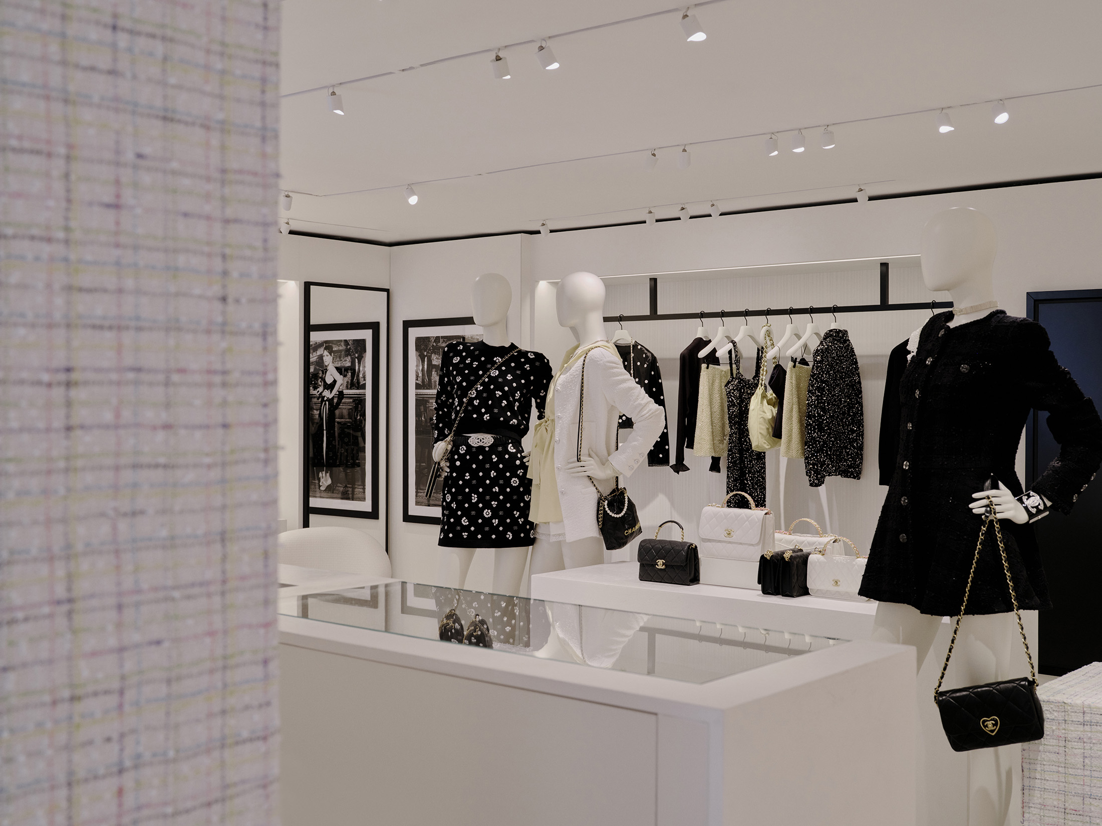 Chanel pops up in Courchevel  Retail store design, Store design