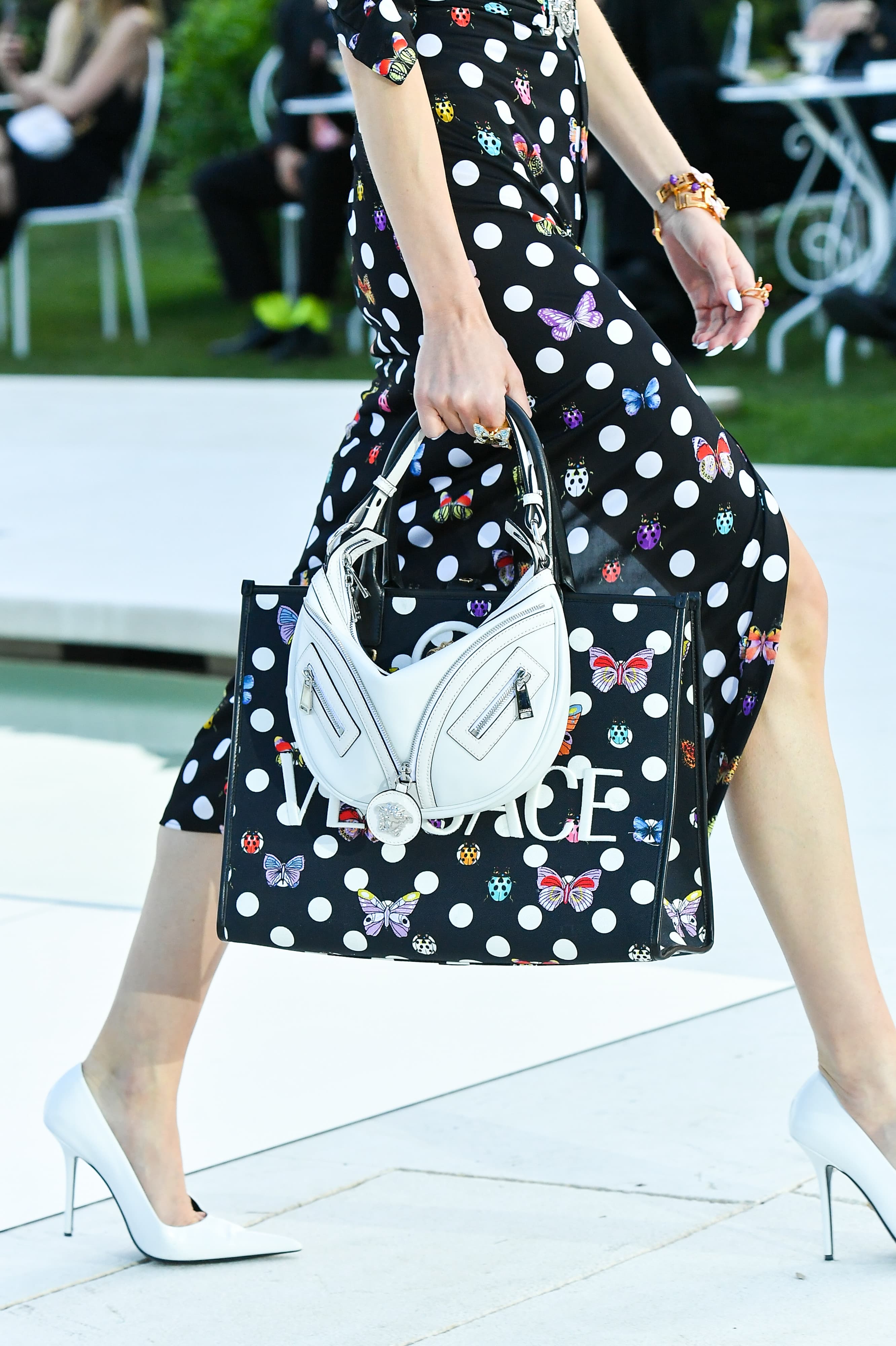VERSACE PRE-FALL 2022 READY-TO-WEAR  Versace bag, Versace handbags, Versace  bags
