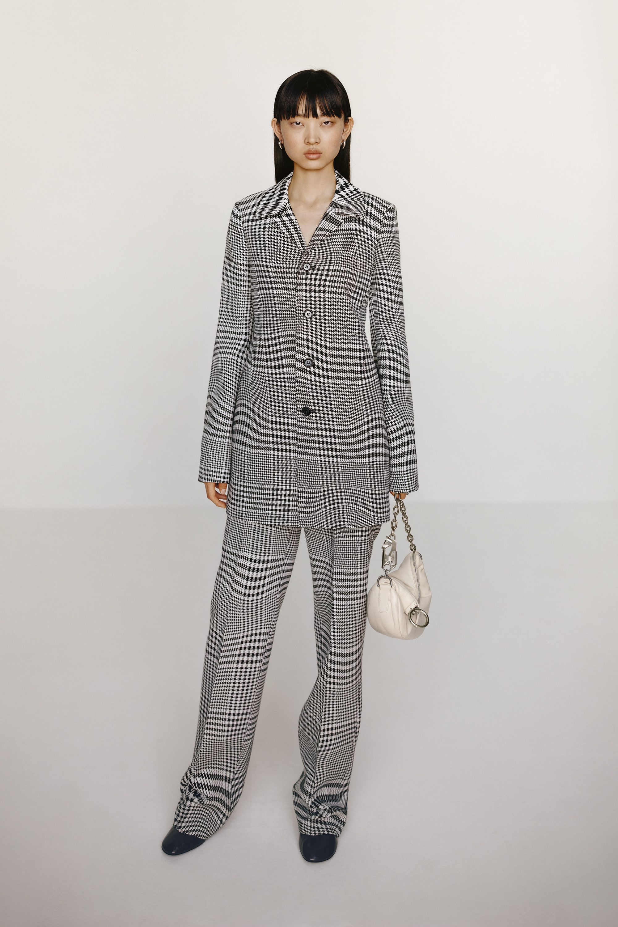 Burberry Resort 2024 Fashion Show The Impression   BURBERRY SPRING 24 LOOKBOOK LOOK 04 Scaled 