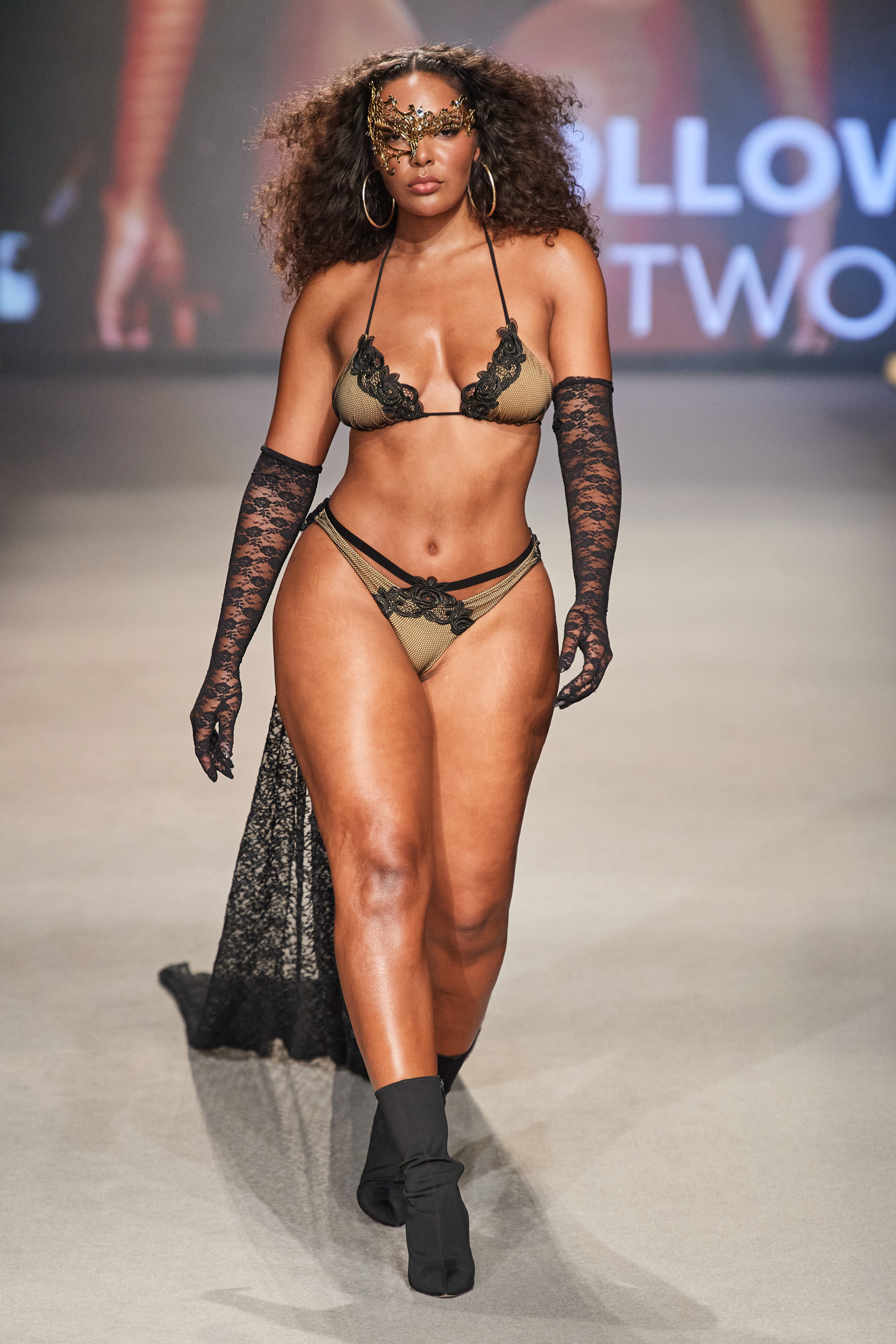 Beach Bunny  Spring 2024 Swimwear Fashion Show 