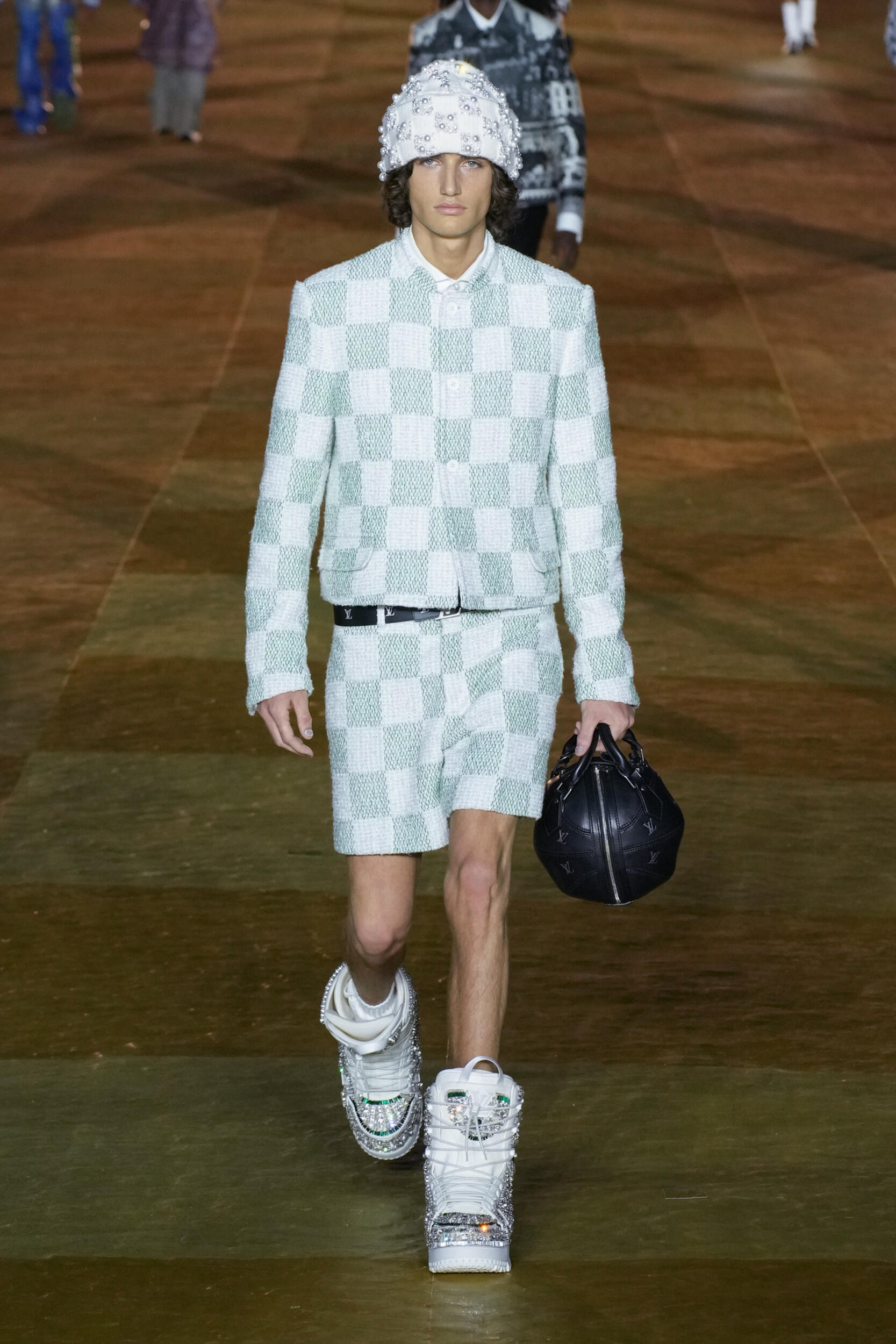 Louis Vuitton : Runway - Paris Fashion Week - Menswear Spring/Summer 2024 -  Worth