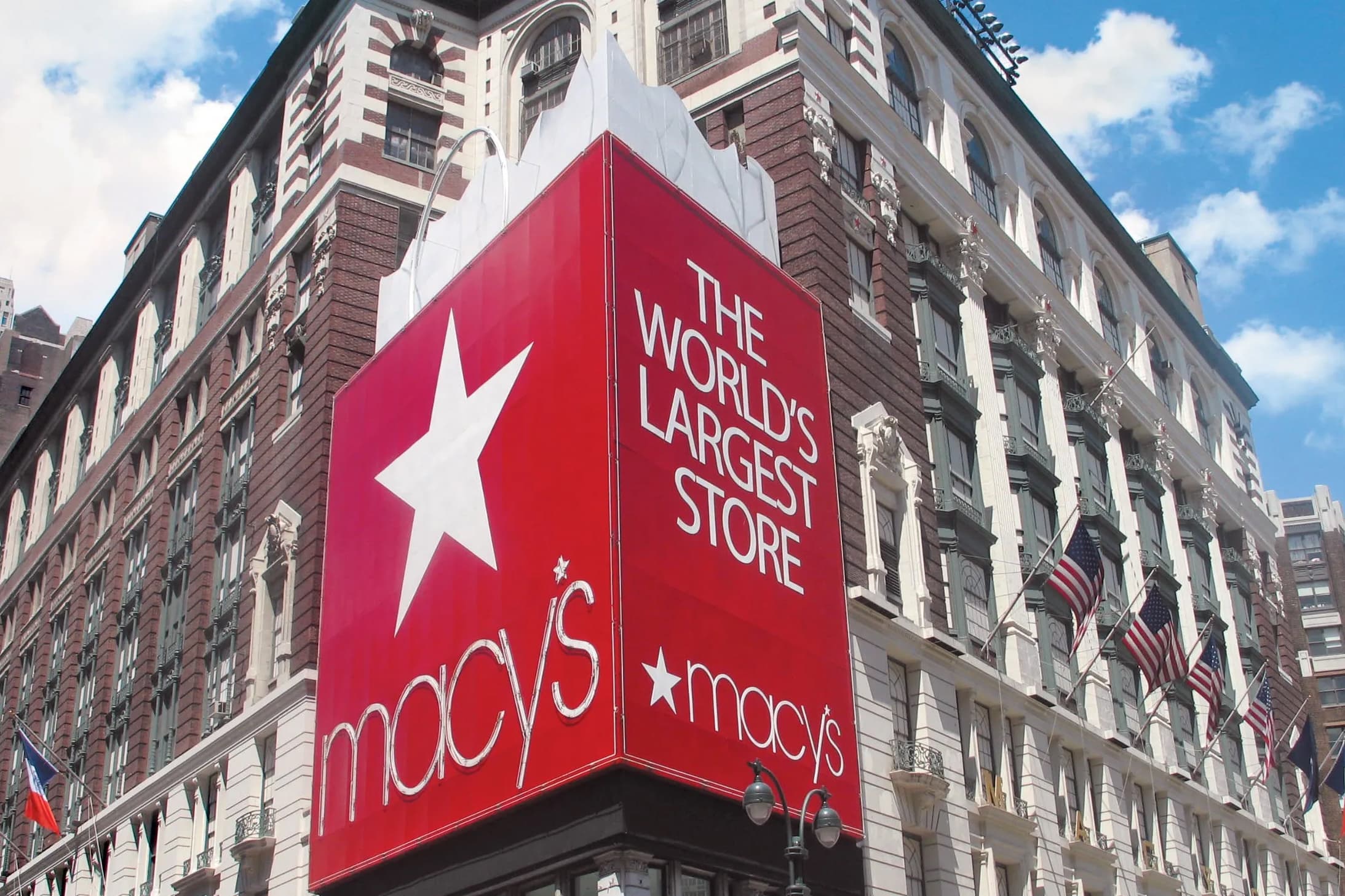 Macy's Falls Amid Inventory Clearance Efforts