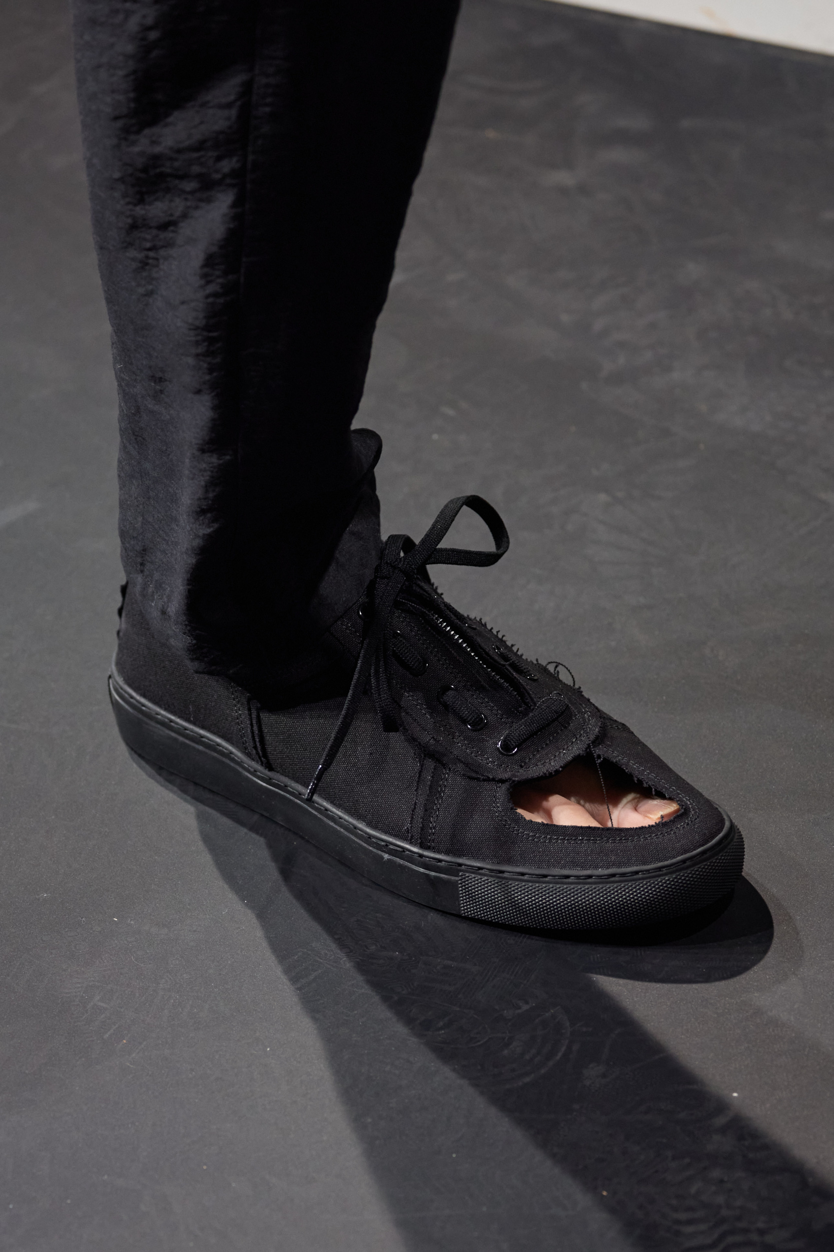 Yohji Yamamoto  Spring 2025 Men's Fashion Show Details