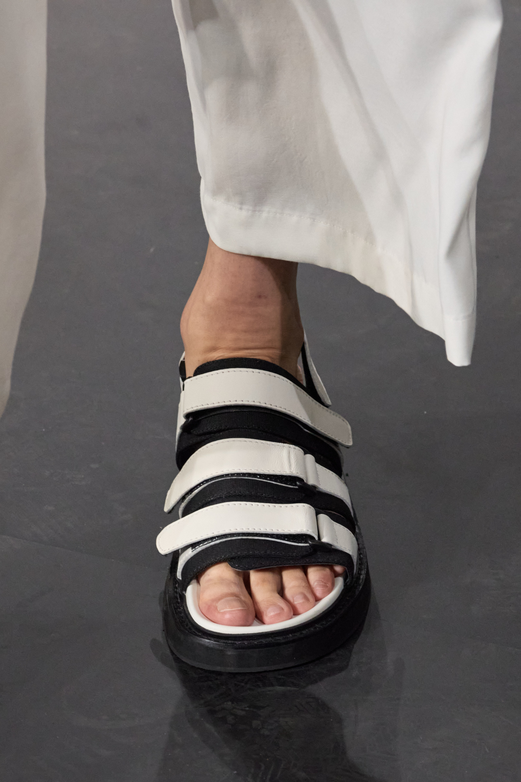 Yohji Yamamoto  Spring 2025 Men's Fashion Show Details