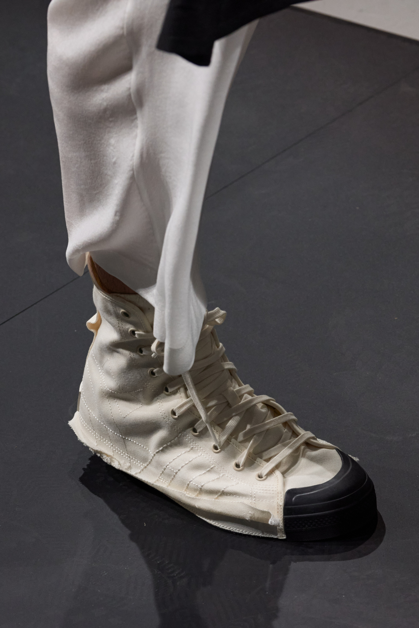 Yohji Yamamoto  Spring 2025 Men's Fashion Show Details