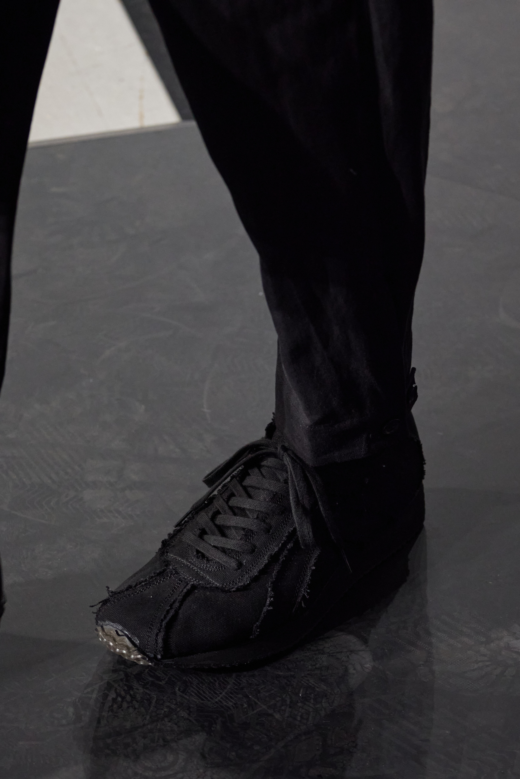 Yohji Yamamoto  Spring 2025 Men's Fashion Show Details