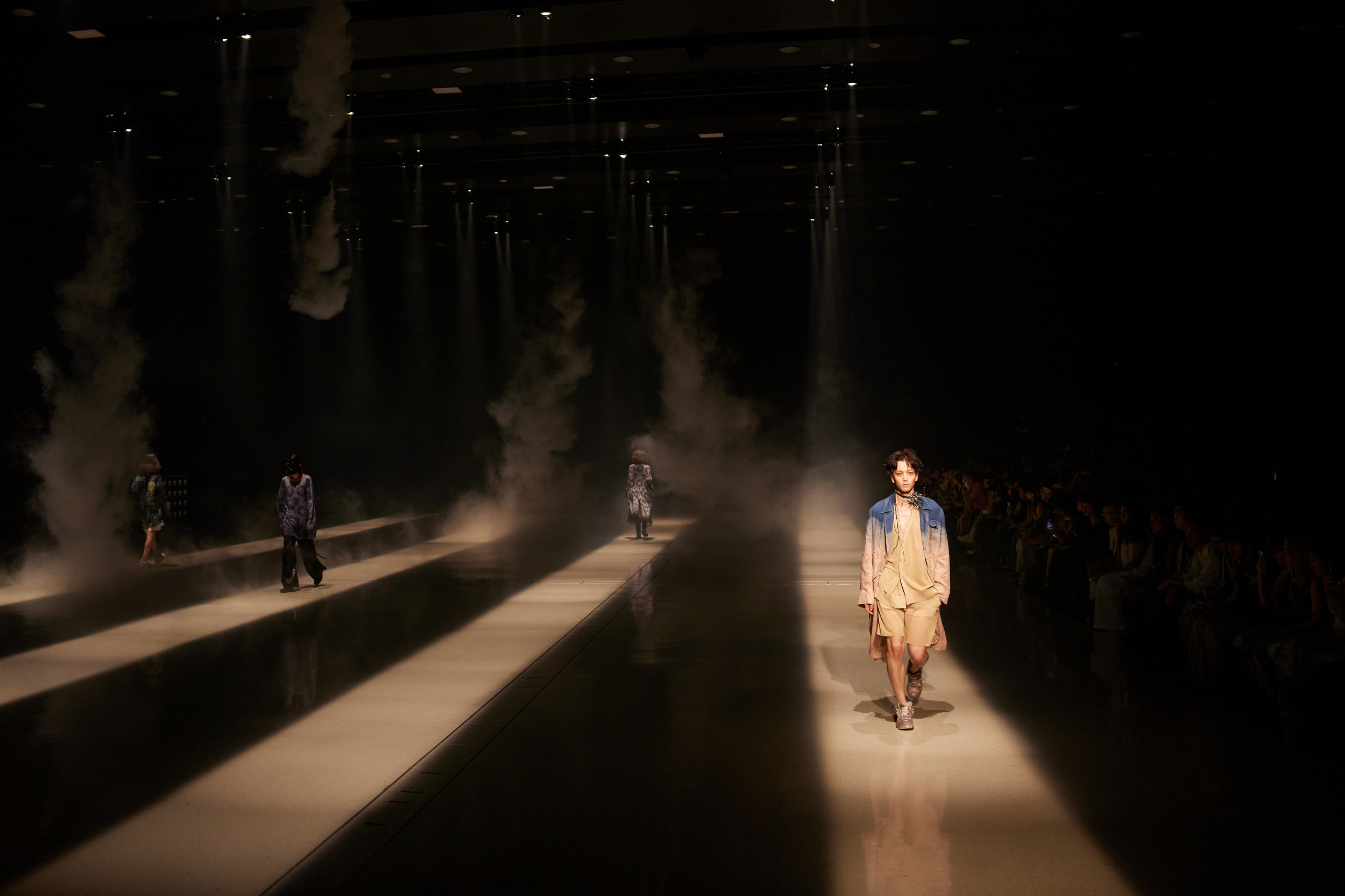 Heos Spring 2025 Fashion Show Atmosphere