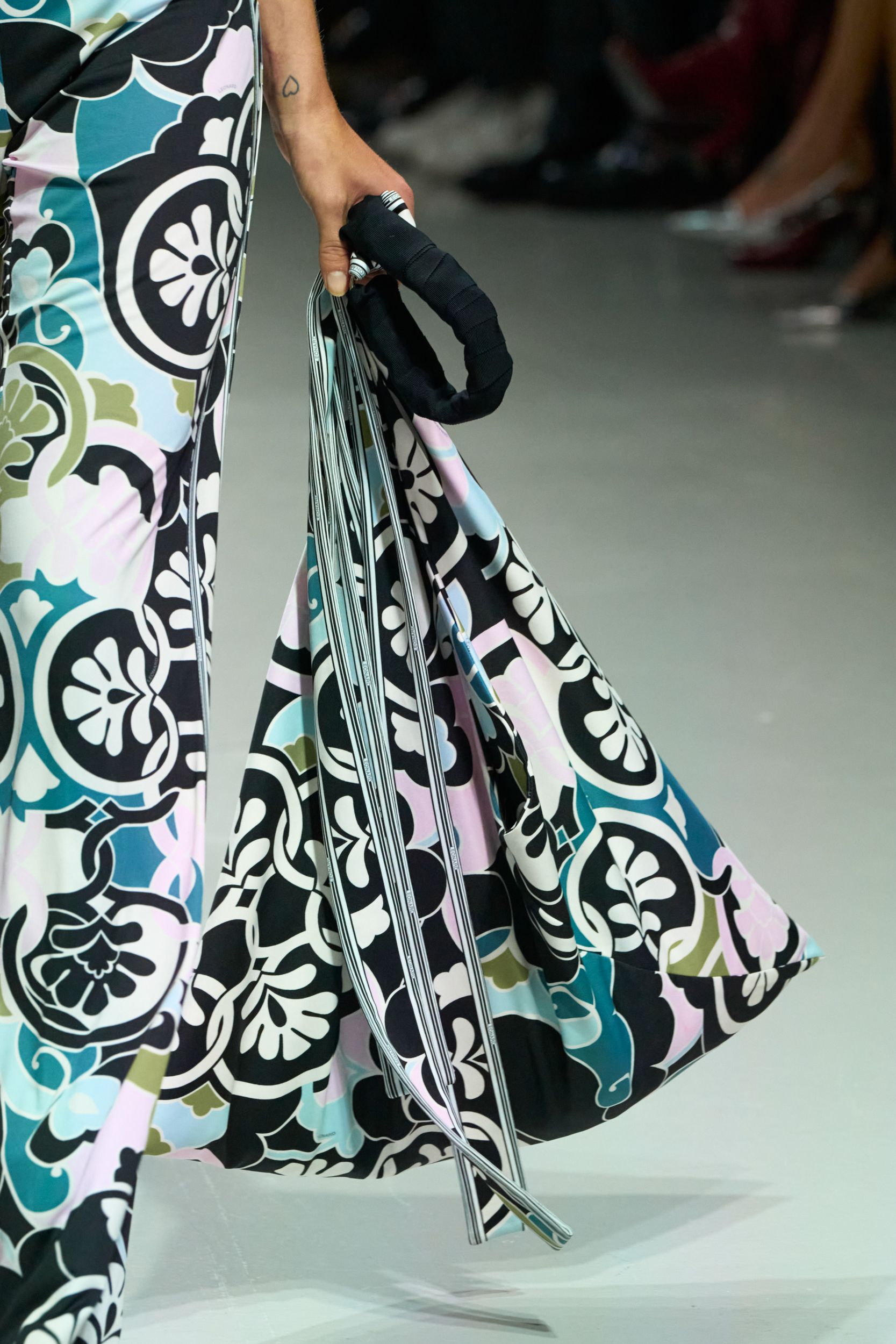 Leonard Paris Spring 2025 Fashion Show Details