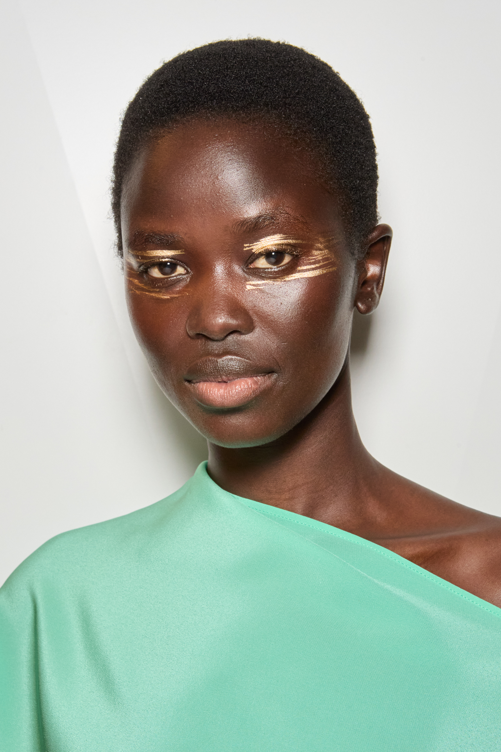 Lutz Huelle Spring 2025 Fashion Show Backstage