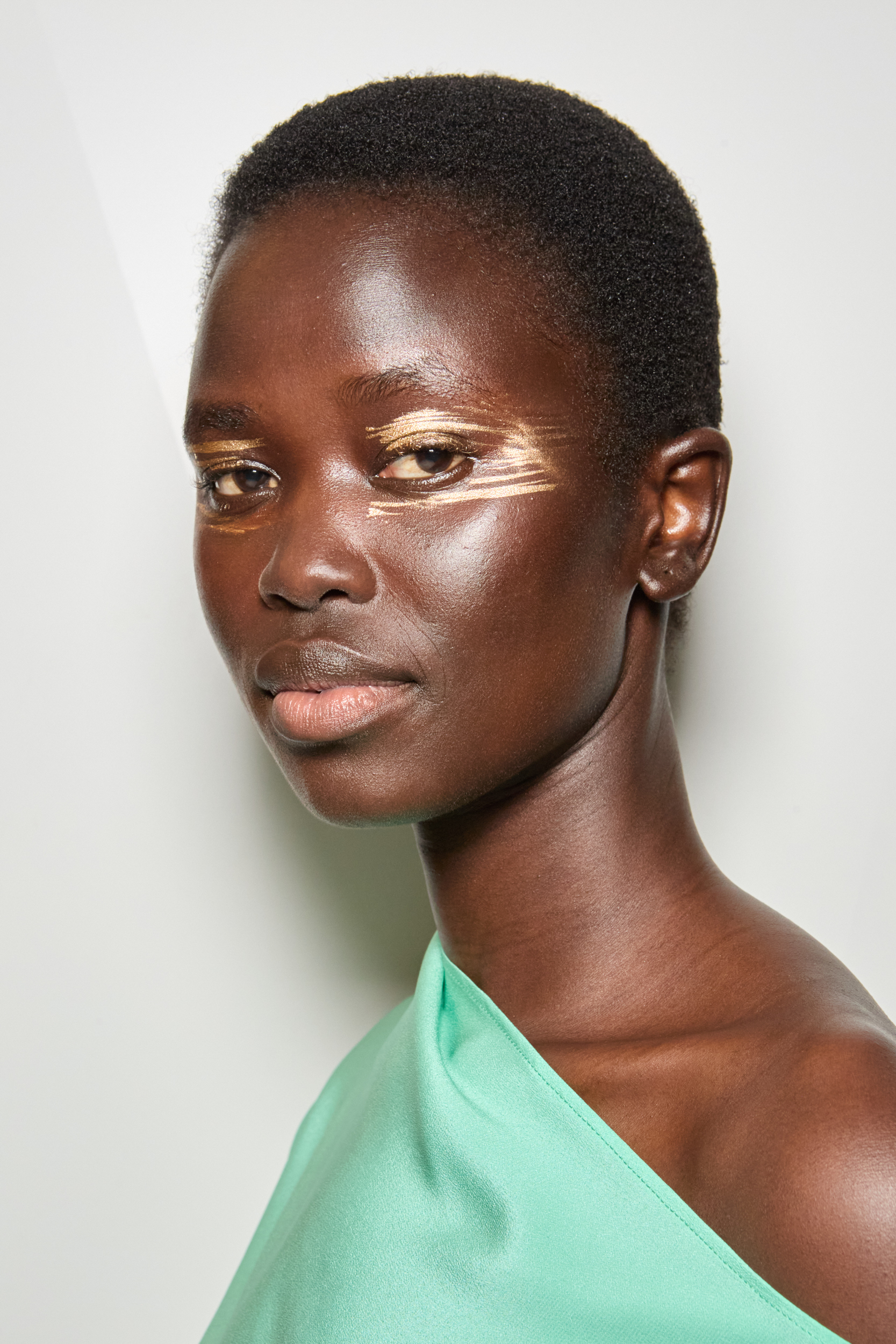 Lutz Huelle Spring 2025 Fashion Show Backstage