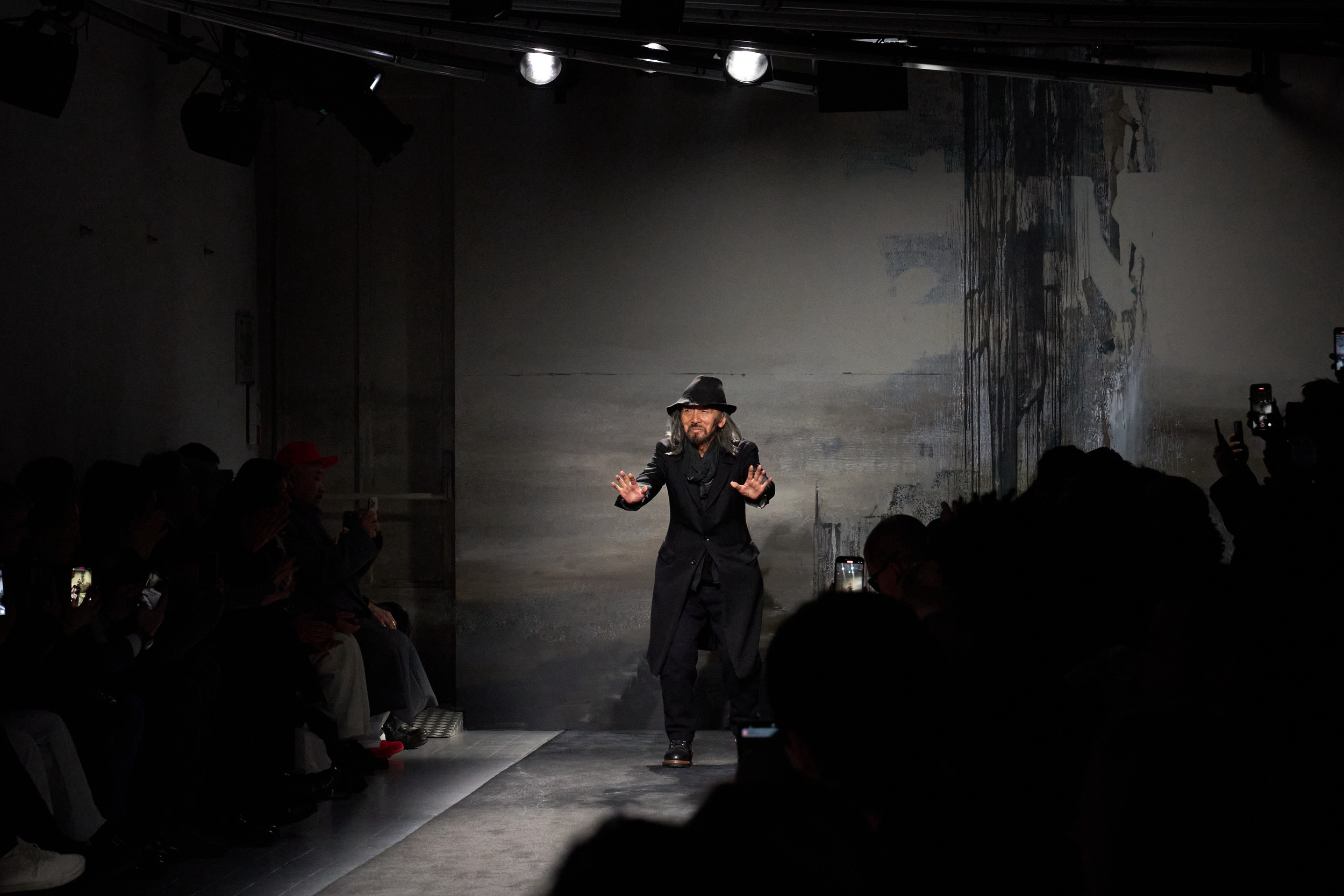 Yohji Yamamoto Fall 2025 Men’s Fashion Show Atmosphere