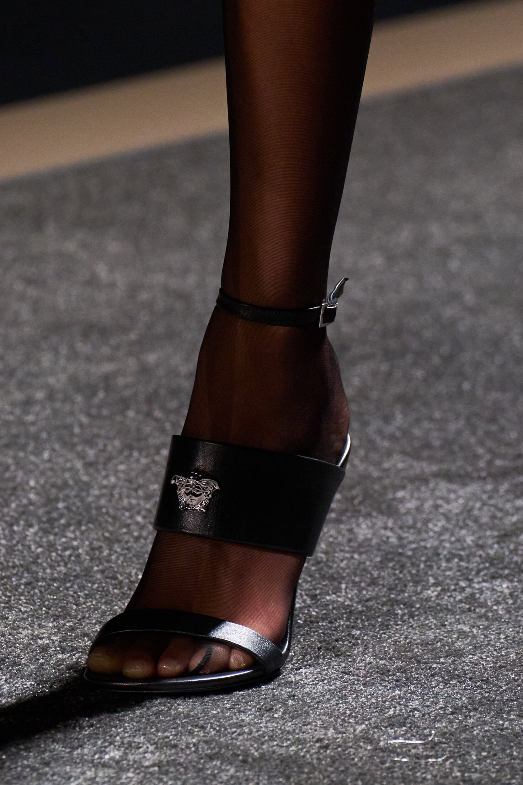 Versace Fall 2025 Fashion Show Details