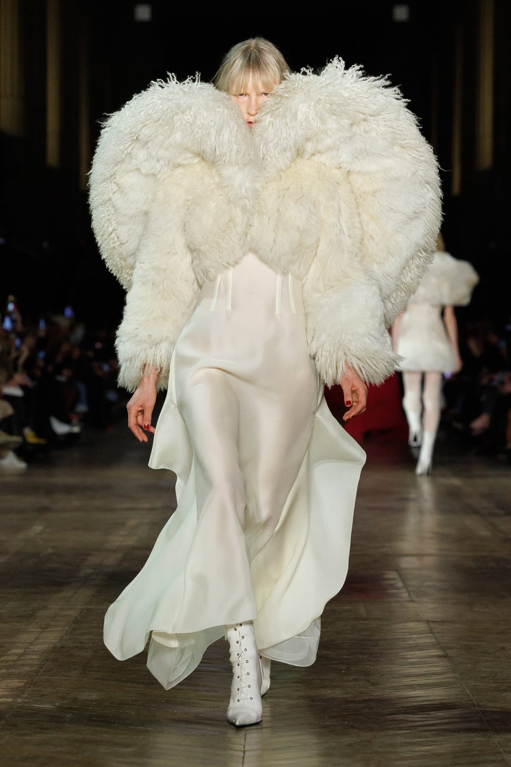 Alexander Mcqueen Fall 2025 Fashion Show