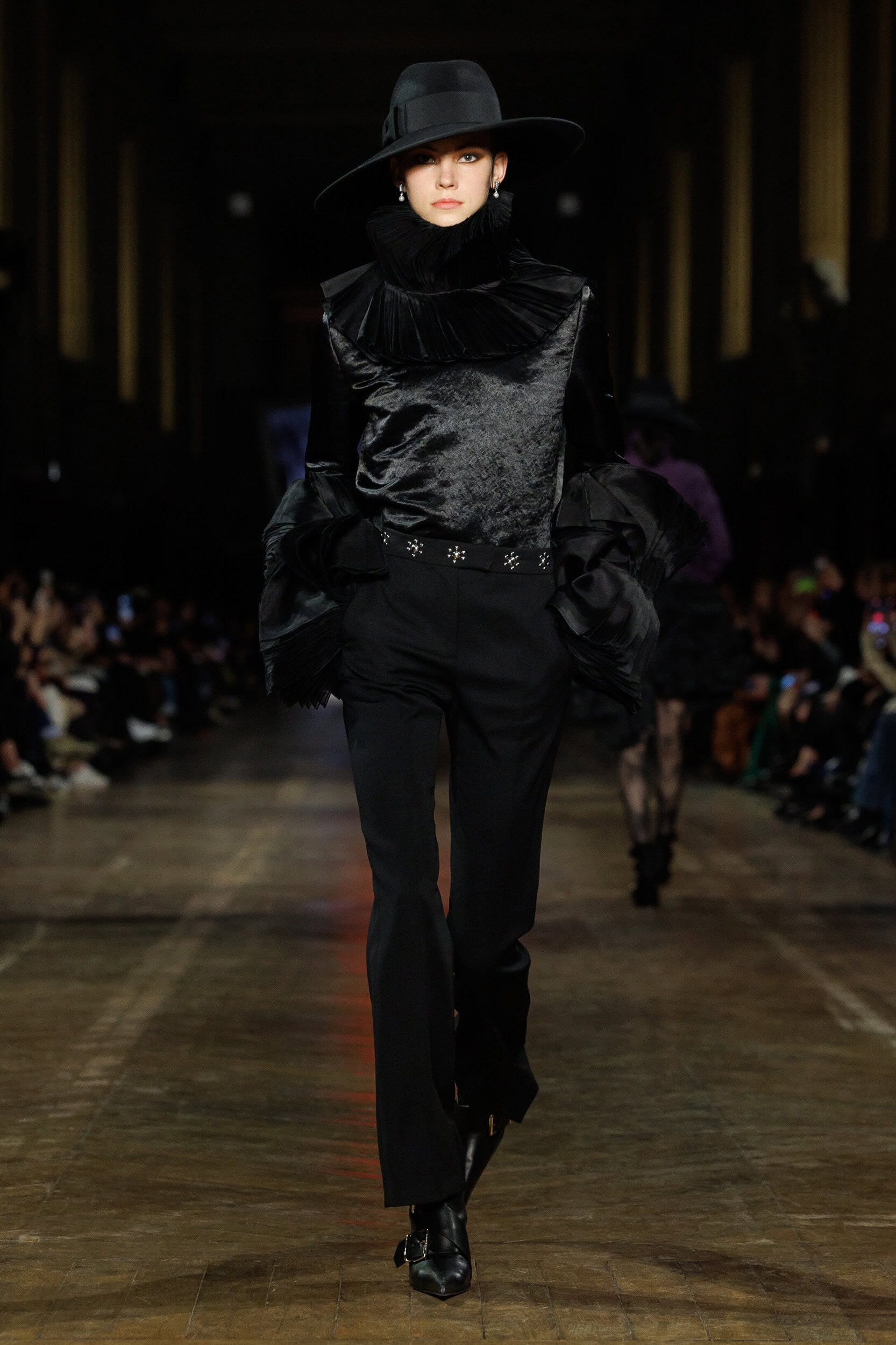 Alexander Mcqueen Fall 2025 Fashion Show