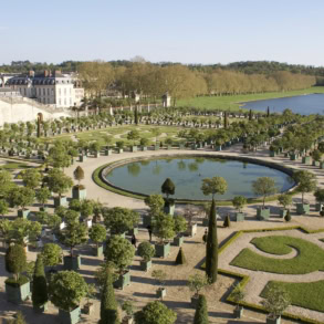 Jacquemus returns to Versailles to debut Le Paysan, a Fall 2025 collection inspired by his rural roots. The show will take place at the Orangerie during Paris Men’s Fashion Week.