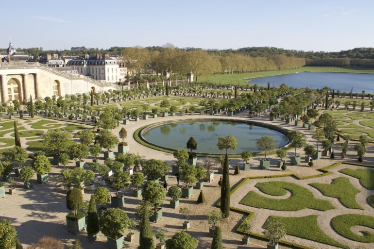 Jacquemus returns to Versailles to debut Le Paysan, a Fall 2025 collection inspired by his rural roots. The show will take place at the Orangerie during Paris Men’s Fashion Week.