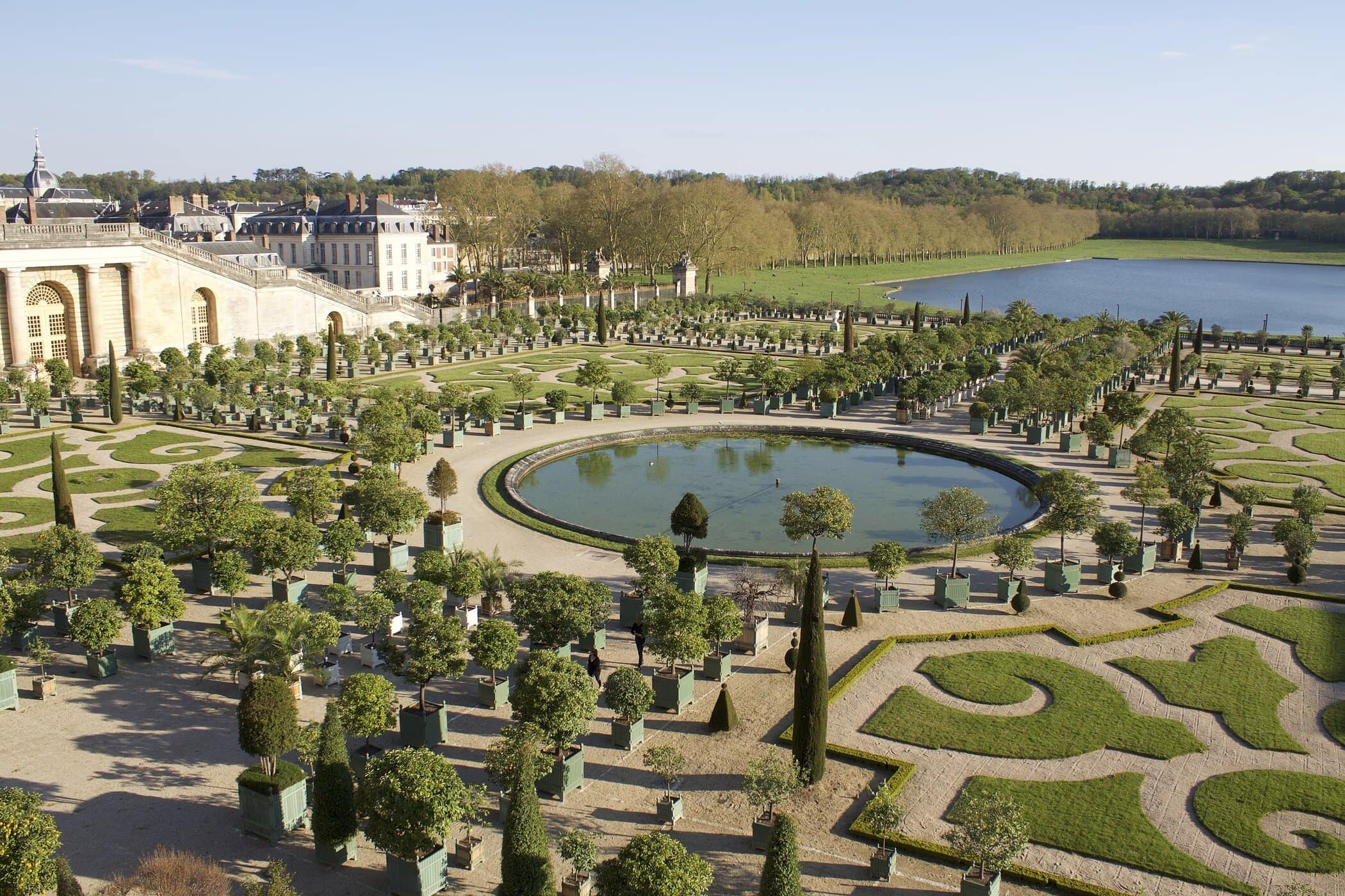 Jacquemus returns to Versailles to debut Le Paysan, a Fall 2025 collection inspired by his rural roots. The show will take place at the Orangerie during Paris Men’s Fashion Week.
