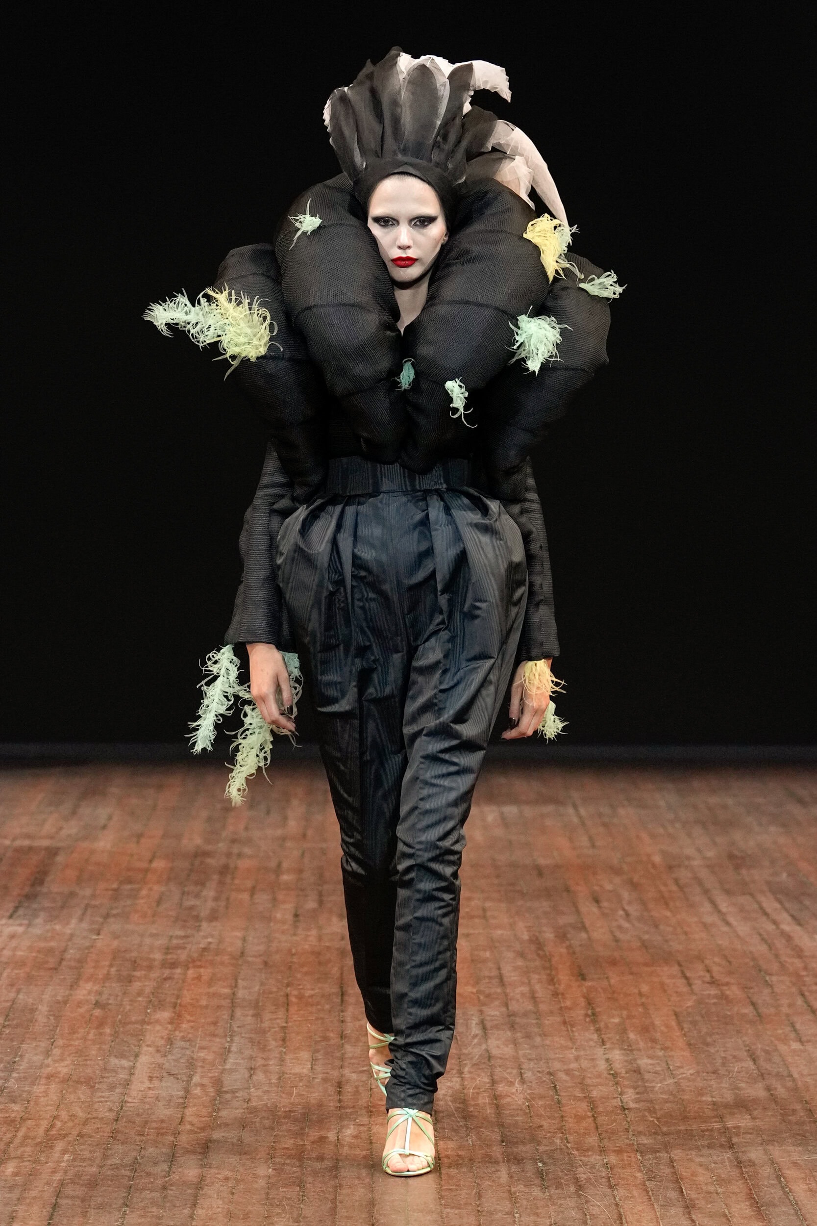 Viktor & Rolf Fall 2025 Couture Fashion Show