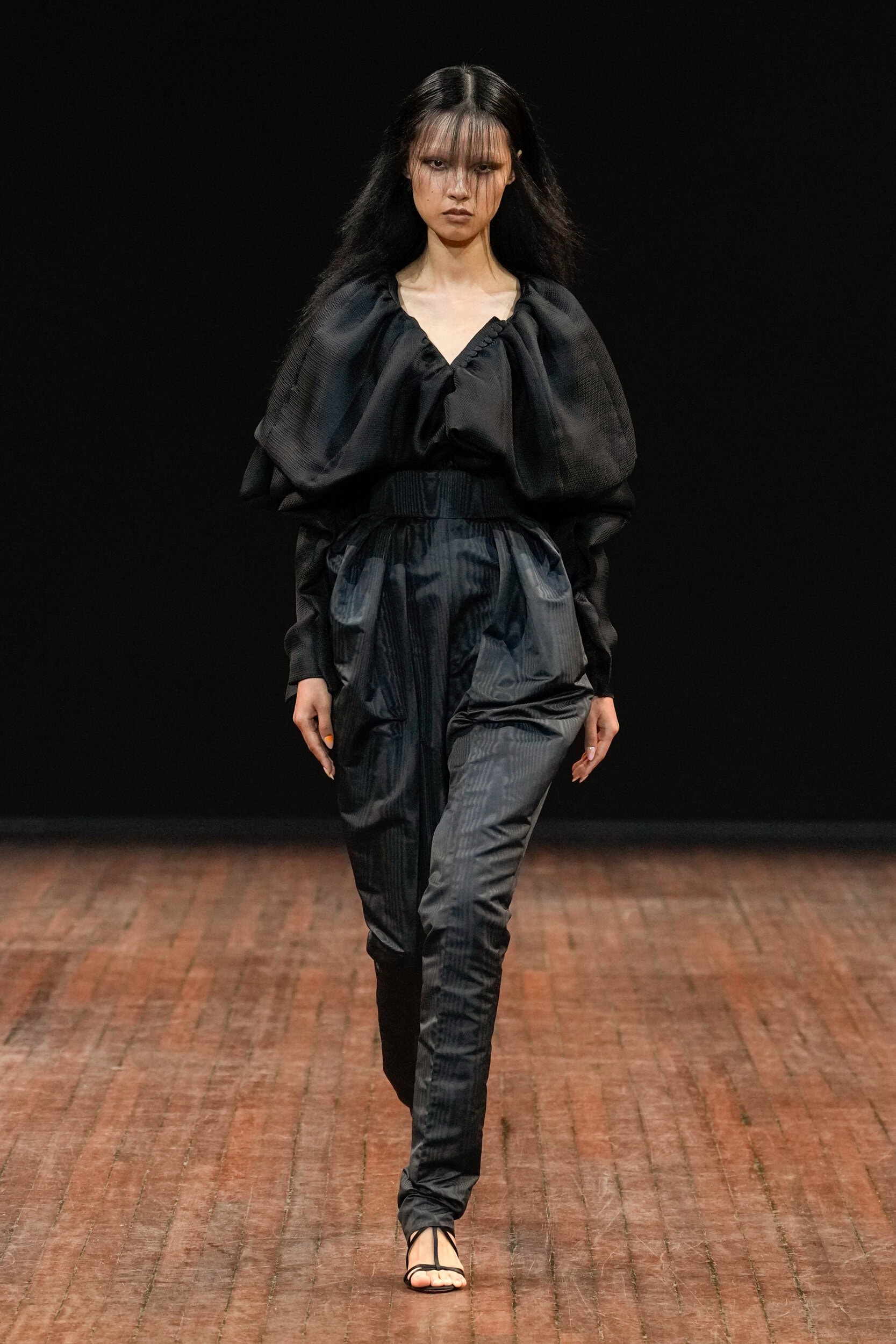 Viktor & Rolf Fall 2025 Couture Fashion Show