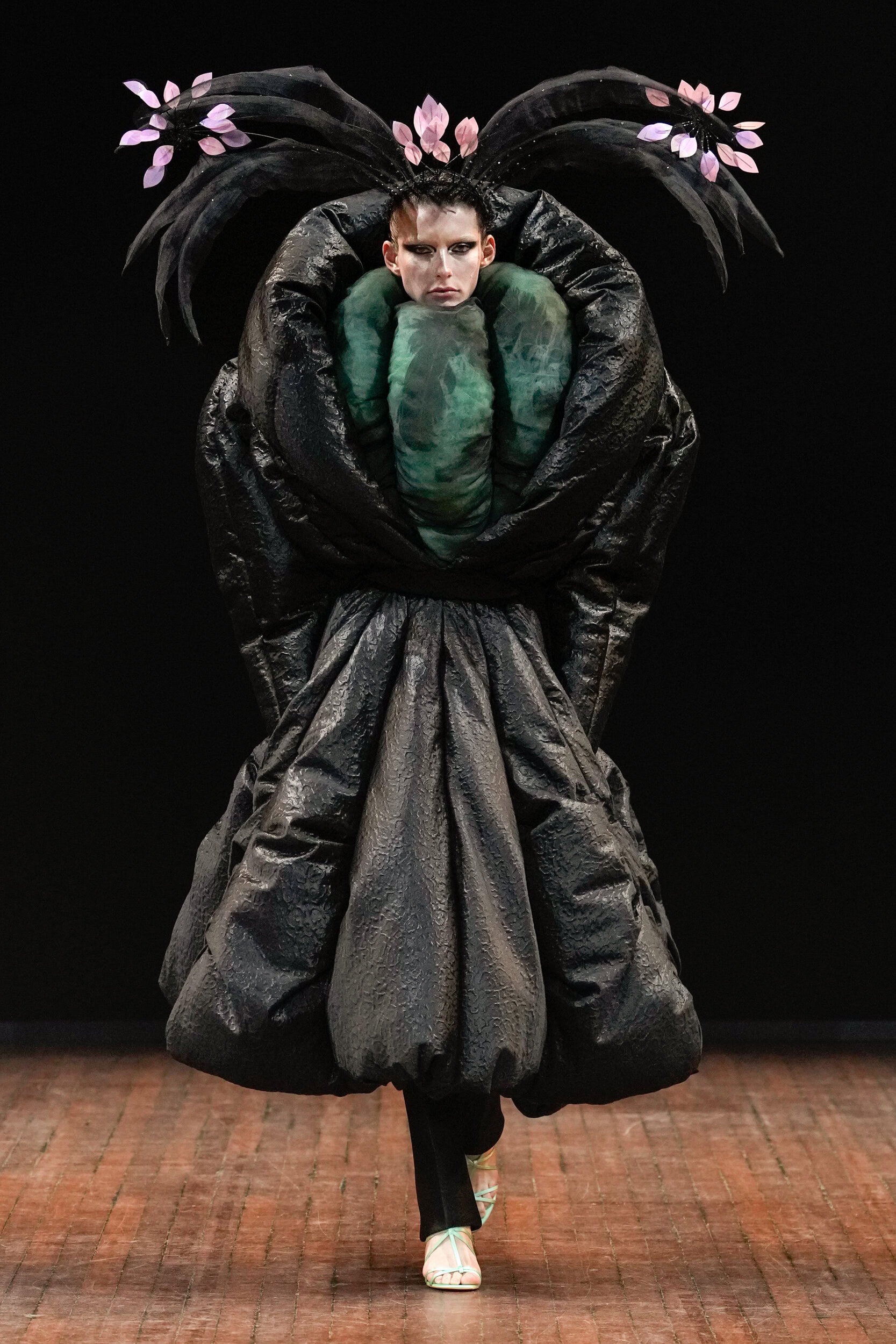 Viktor & Rolf Fall 2025 Couture Fashion Show